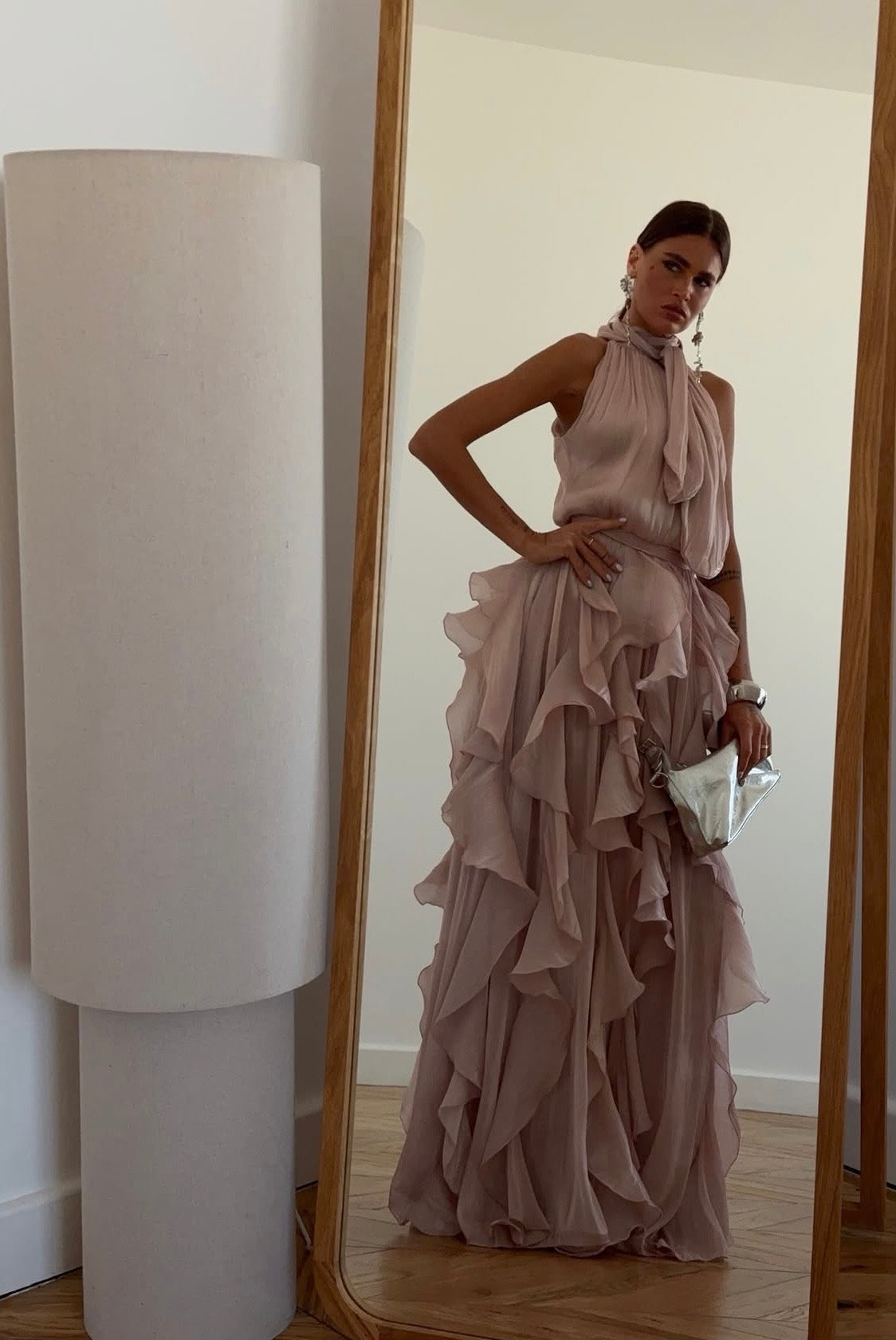 Abito Rouches maxi dress con scollo all'americana, collo con fiocco e gonna a cascata di rouches multistrato pensato per chi vuole essere al centro della scena senza sforzo. La silhouette fluida e il tessuto leggero lo rendono perfetto