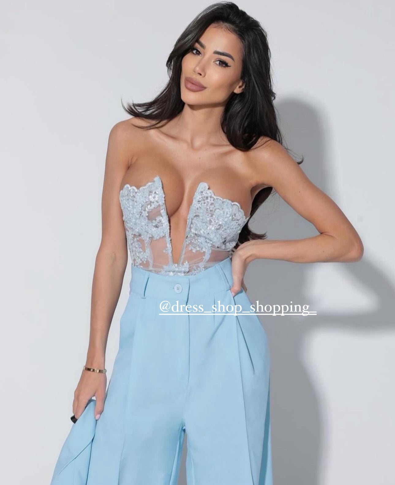 Tailleur Renata Questo completo è la scelta perfetta per distinguerti con stile: blazer dal taglio elegante, pantalone a gamba larga che slancia la figura e top in pizzo delicato che aggiunge un tocco sensuale e sofisticato.