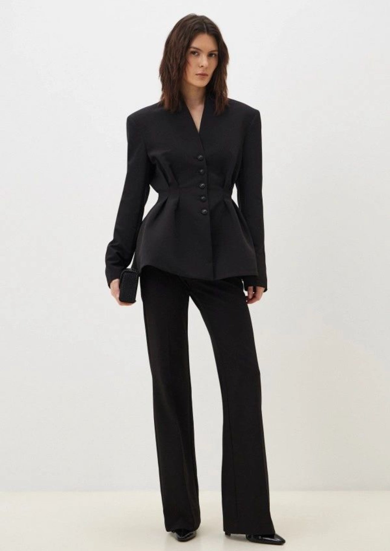 Tailleur TOKYO femminile in stile business-chic, composto da giacca sartoriale e pantaloni ampi a gamba dritta. Perfetto per ufficio, meeting o occasioni formali. Tessuto confortevole e vestibilità moderna per un look professionale e raffinato.