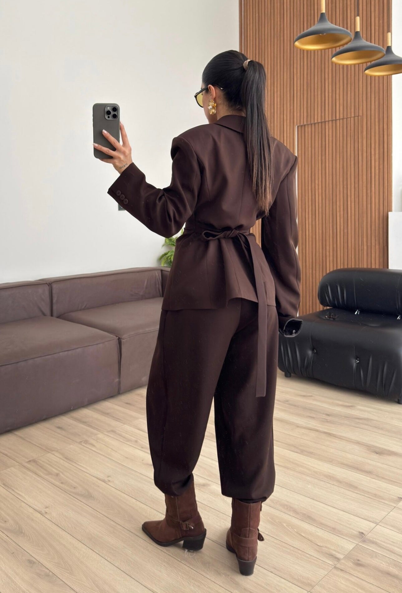 Tailleur Samantha”in promo” composto da giacca sartoriale con spalle strutturate e chiusura incrociata. La cintura integrata con bottoni decorativi stringe il punto vita valorizzando la silhouette e creando un elegante effetto corsetto l pantalone fluido