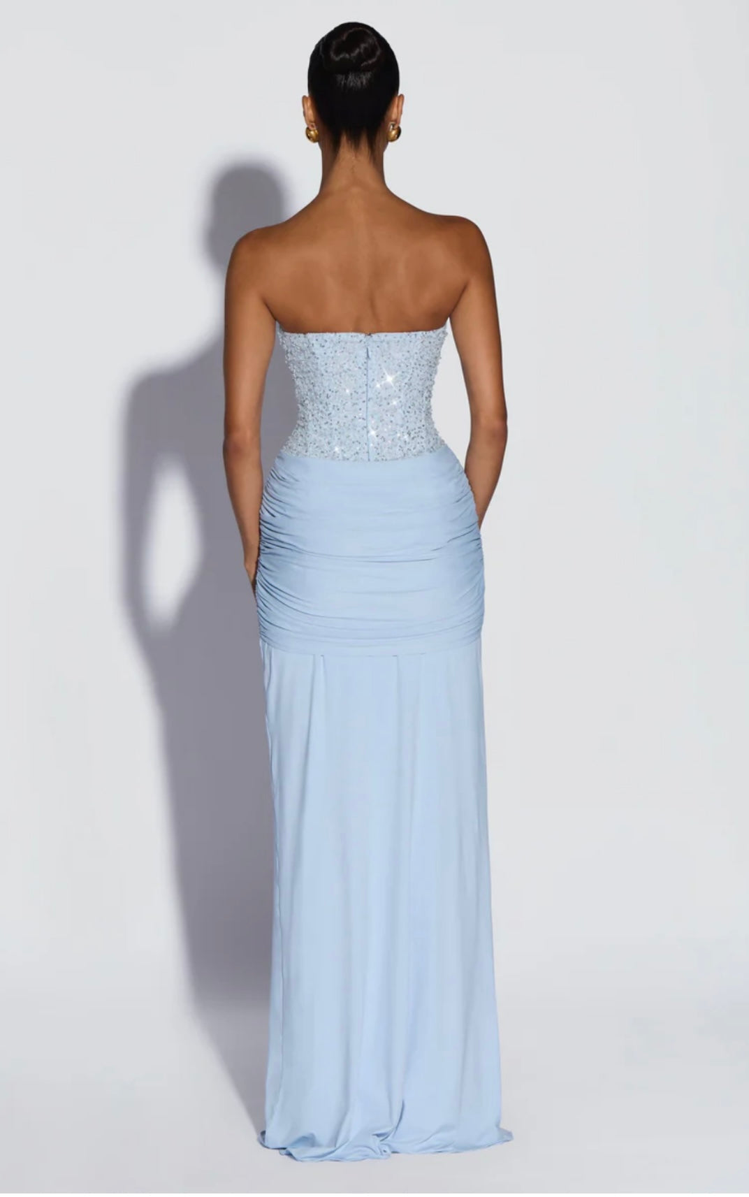Abito LUNA Romantico e sofisticato,è pensato per lasciare il segno. Il corpetto strapless strutturato, impreziosito da micro-cristalli luminosi, valorizza il décolleté e la silhouette. La gonna lunga in tessuto fluido cade morbida