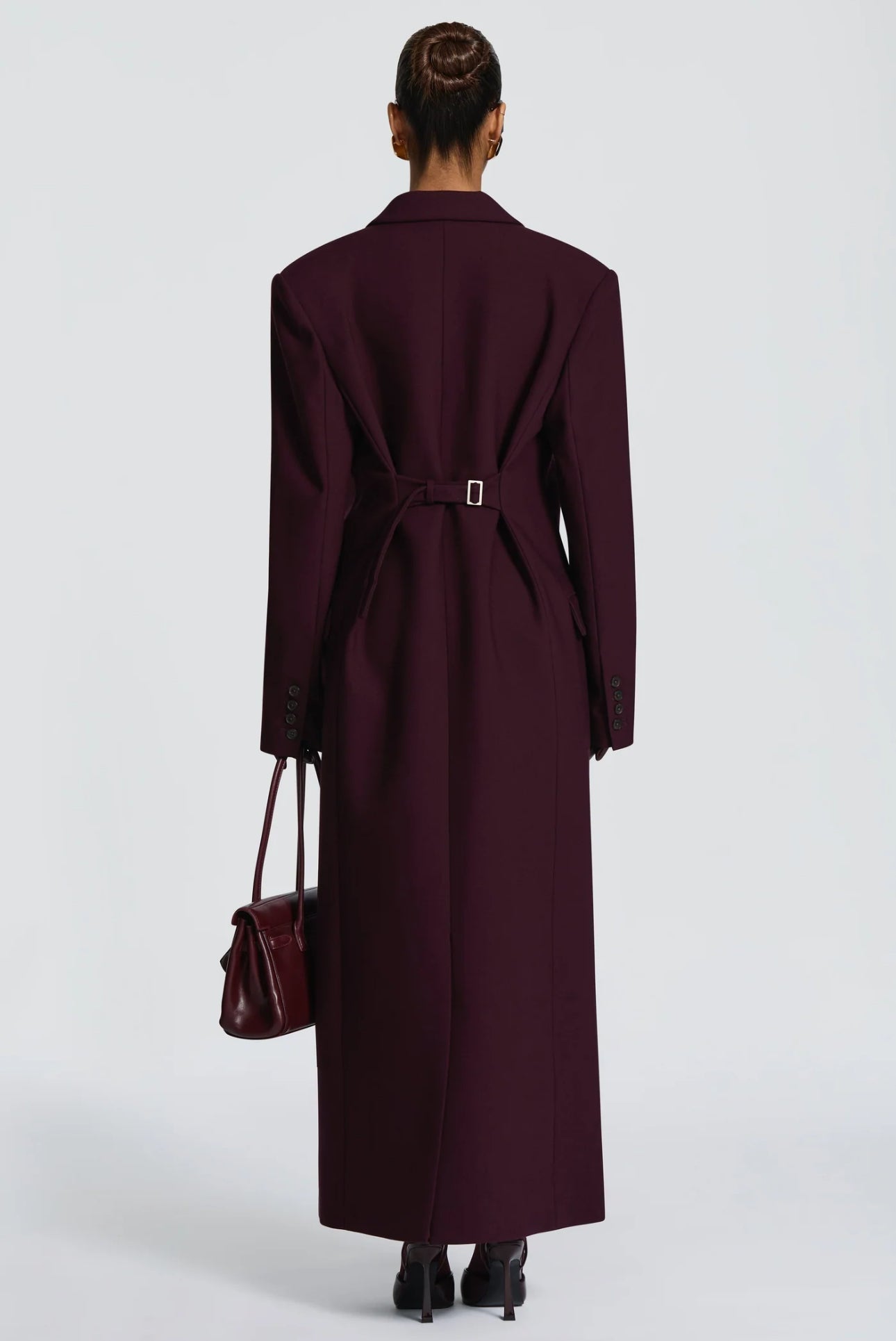 Promozione Cappotto ISABELLA  lungo dal taglio sartoriale con design doppiopetto e spalle strutturate. Elegante e versatile, perfetto per completare look sofisticati nelle giornate più fredde.
