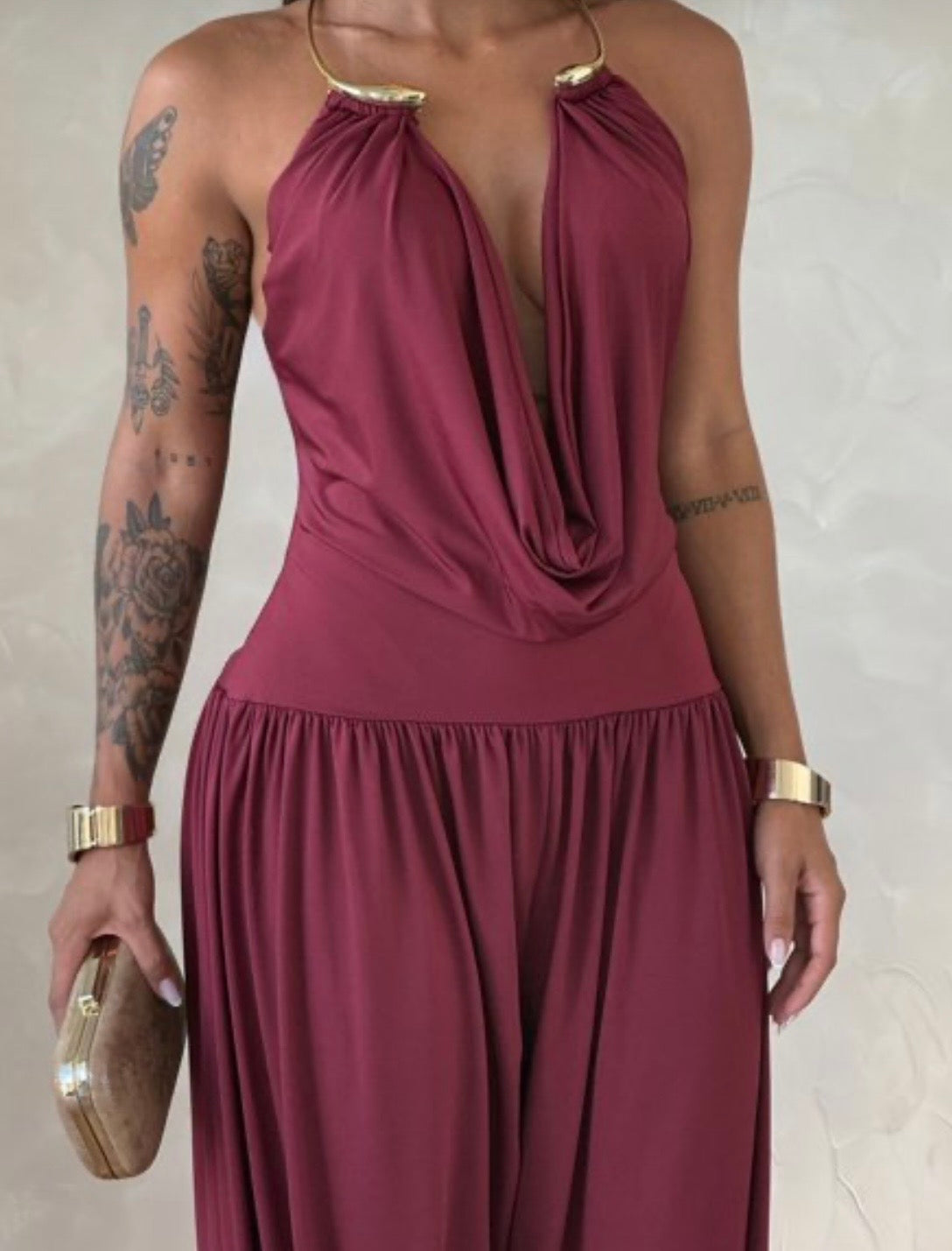 Jumpsuite Gioia Un'eleganza senza tempo racchiusa in una silhouette fluida e sensuale. La Tuta Drappeggiata è pensata per la donna che sa come catturare ogni sguardo senza sforzo.