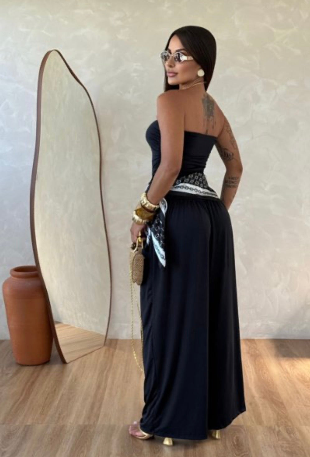 Jumpsuite Valentina Foulard in OMAGGIO
Aggiungi un tocco di freschezza al tuo guardaroba con questa splendida tuta intera.Un capo versatile che unisce la comodità del taglio a palazzo all'eleganza del top a fascia.