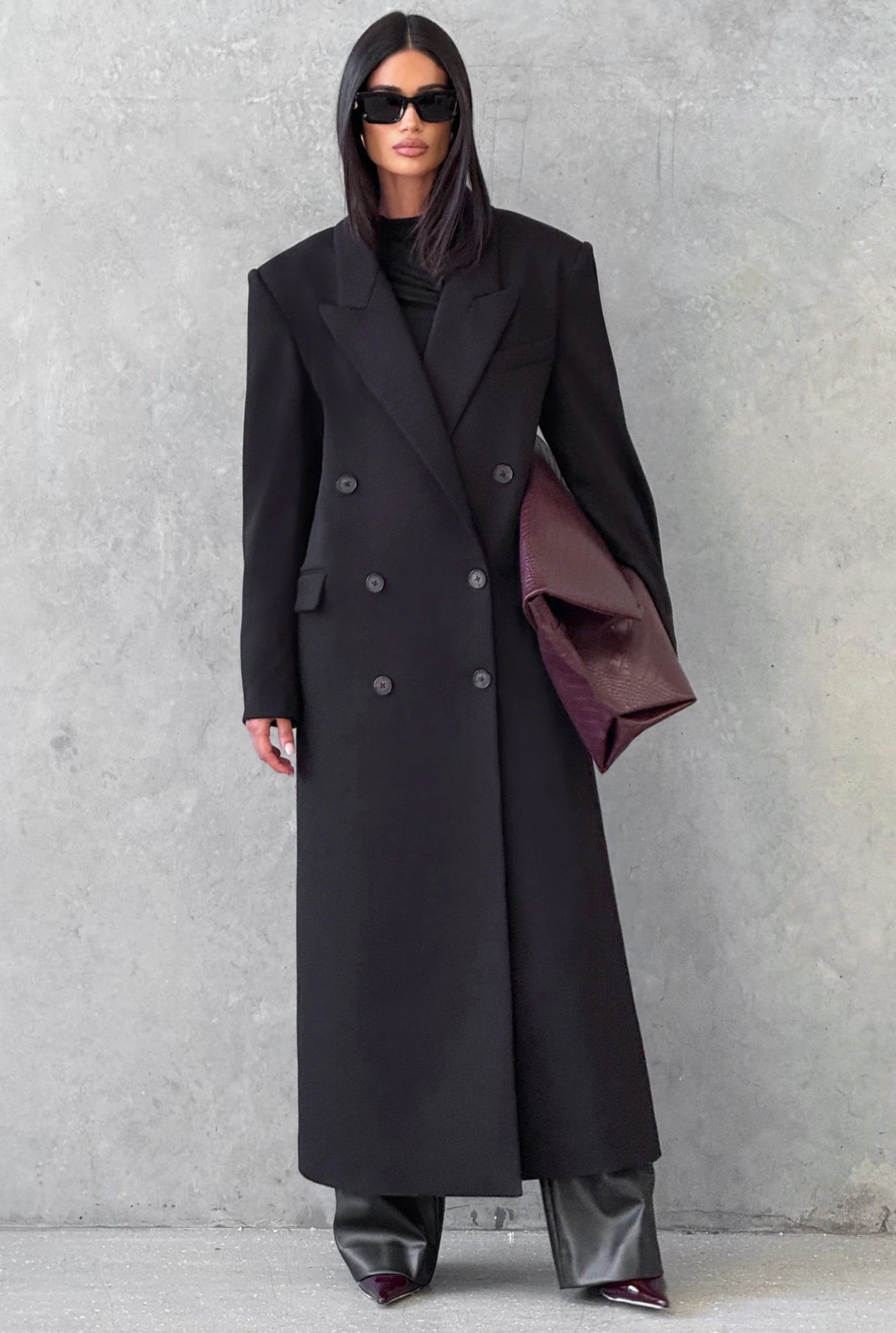 Promozione Cappotto ISABELLA  lungo dal taglio sartoriale con design doppiopetto e spalle strutturate. Elegante e versatile, perfetto per completare look sofisticati nelle giornate più fredde.