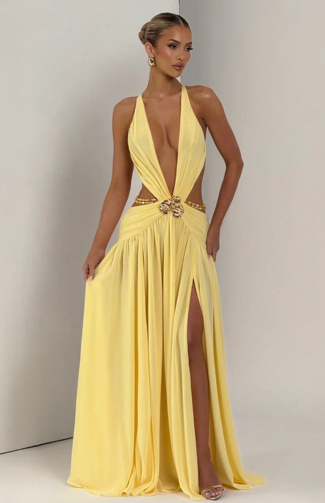 L'Abito Lungo Elettra è pensato per le donne che desiderano ridefinire il concetto di sensualità e raffinatezza. Caratterizzato da una silhouette fluida e statuaria, questo capo unisce l'audacia dei tagli cut-out strategici alla classe intramontabile