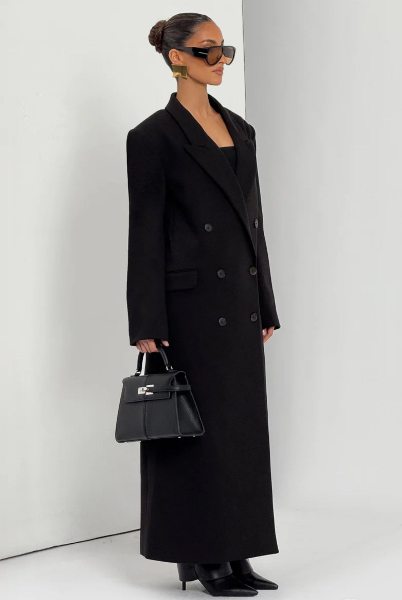 Promozione Cappotto ISABELLA  lungo dal taglio sartoriale con design doppiopetto e spalle strutturate. Elegante e versatile, perfetto per completare look sofisticati nelle giornate più fredde.