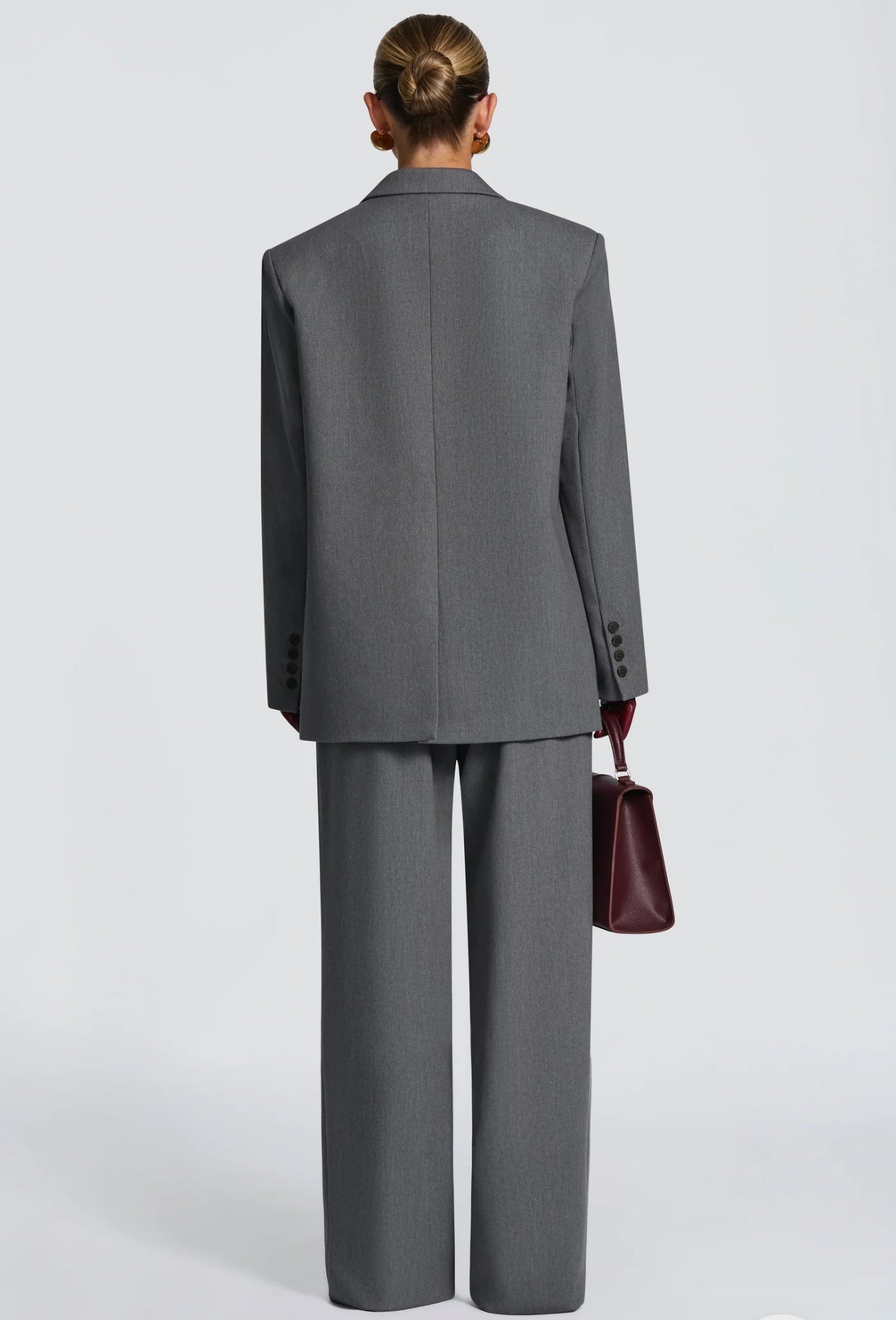 Tailleur ELEONORA in promo Completo elegante composto da giacca oversize, pantaloni a palazzo e top coordinato. Un look moderno e sofisticato, perfetto per eventi, serate chic o outfit di tendenza.