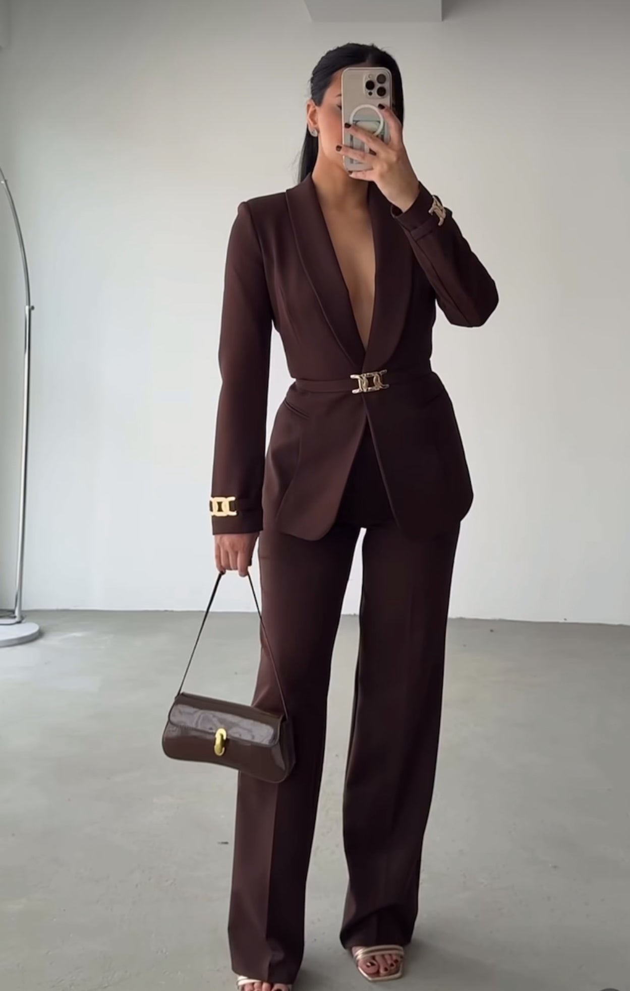 Tailleur Elisabetta dal design sofisticato e ultra femminile, perfetto per chi ama uno stile deciso ed elegante.