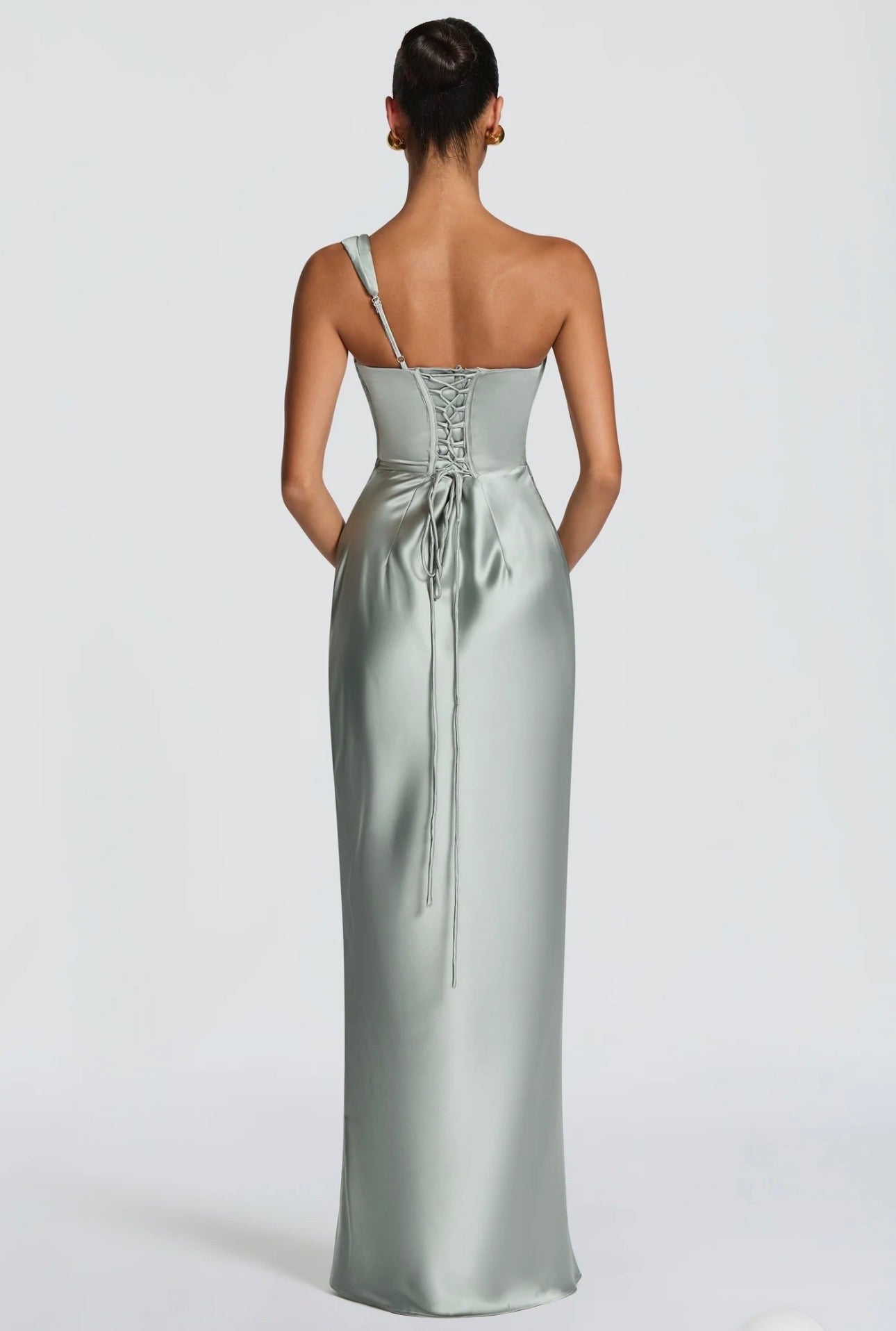 Abito Marcella monospalla in raso lucido con drappeggio sul décolleté e vita strutturata. Silhouette aderente che valorizza la figura.
Perfetto per occasioni formali ed
eventi serali.