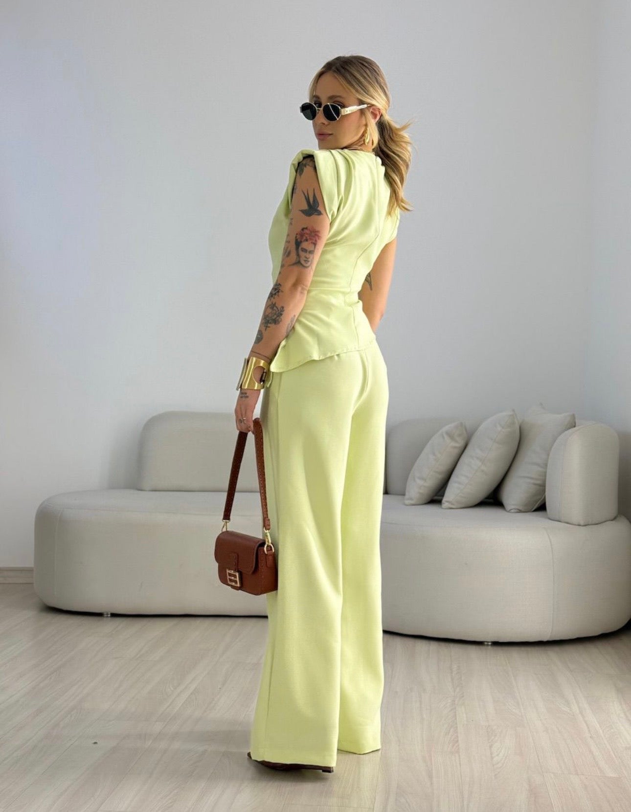Coordinato Debora Raffinatezza contemporanea e femminilità si incontrano in questo completo coordinato perfetto per cerimonie, eventi speciali o per un look da giorno super chic.