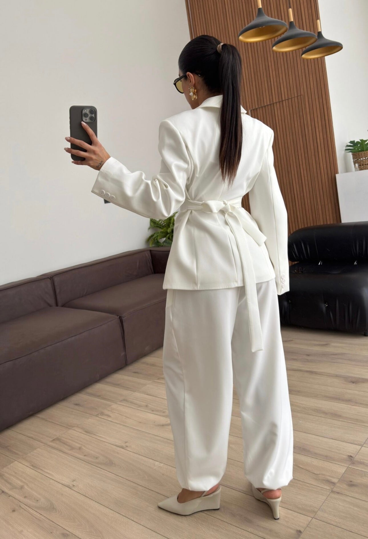 Tailleur Samantha”in promo” composto da giacca sartoriale con spalle strutturate e chiusura incrociata. La cintura integrata con bottoni decorativi stringe il punto vita valorizzando la silhouette e creando un elegante effetto corsetto l pantalone fluido