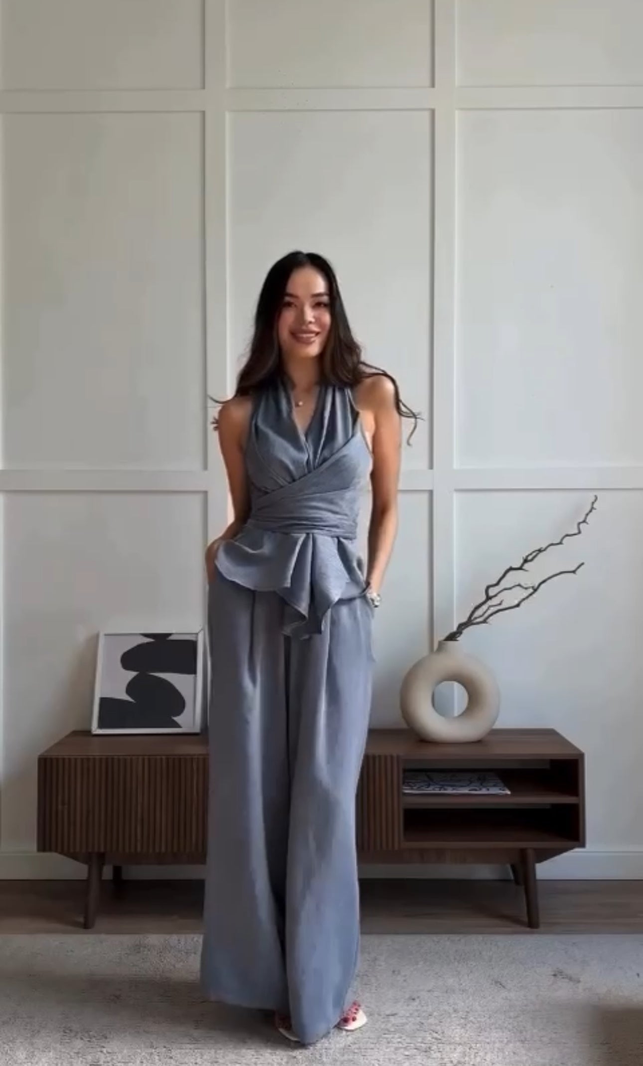 Set Emanuela un design unico con fasce regolabili che ti permettono di personalizzare la vestibilità e lo stile dello scollo in base a ogni occasione Taglio a gamba larga che slancia la figura e garantisce il massimo comfort.