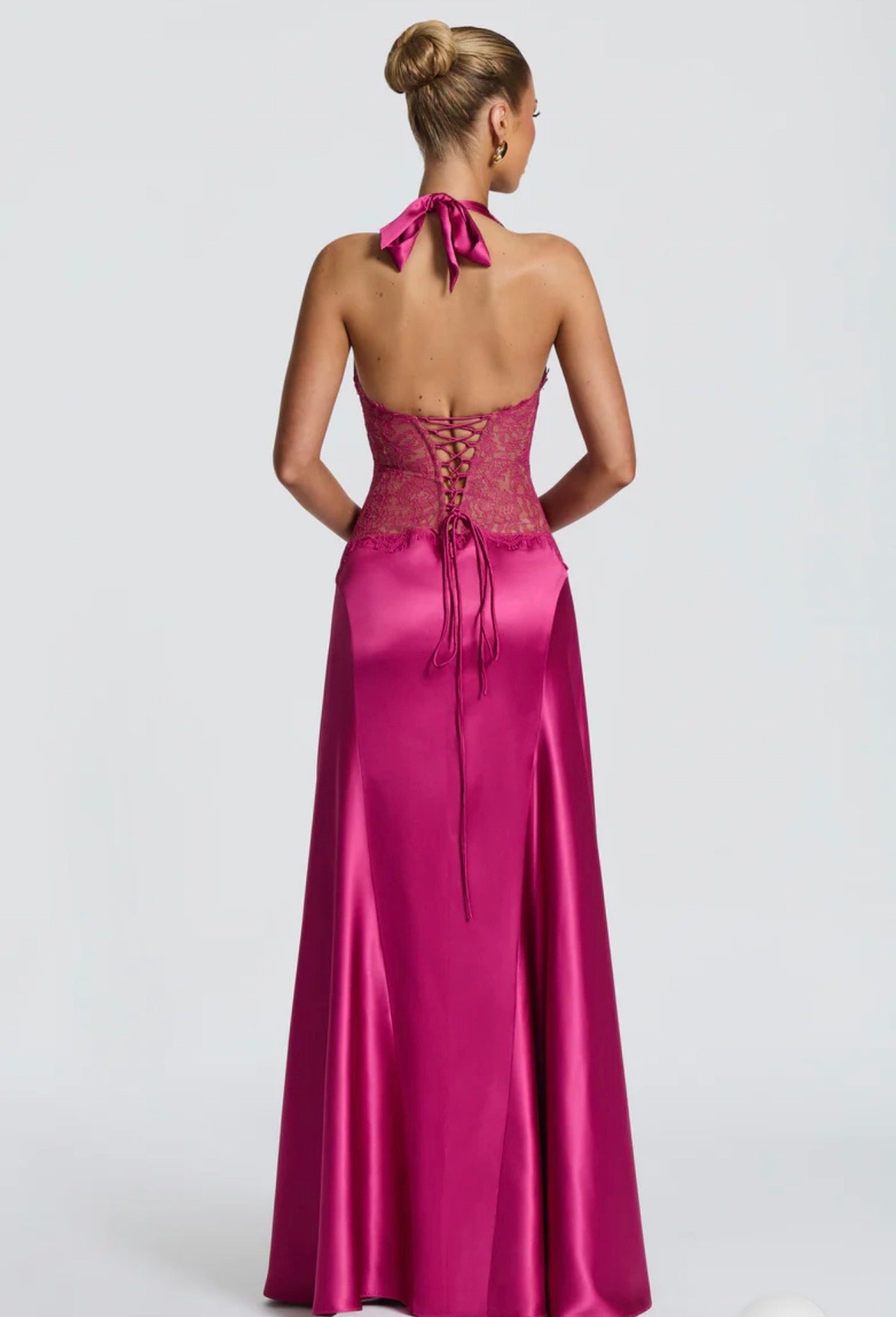Abito Incanto Lasciati conquistare dall'eleganza fluida di un abito studiato per valorizzare ogni silhouette con una grazia senza tempo. Perfetto per le serate più esclusive, i gala e gli eventi indimenticabili.