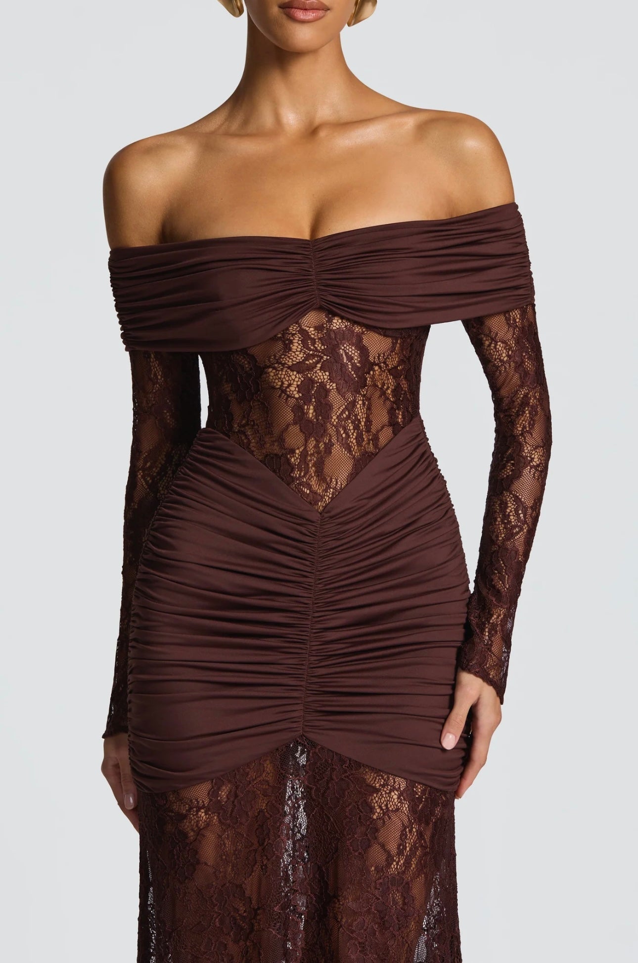 Abito AMIRA Trasparenze audaci e drappeggi perfetti. Scopri l'abito lungo in pizzo e mesh che ridefinisce l'eleganza per i tuoi eventi speciali.