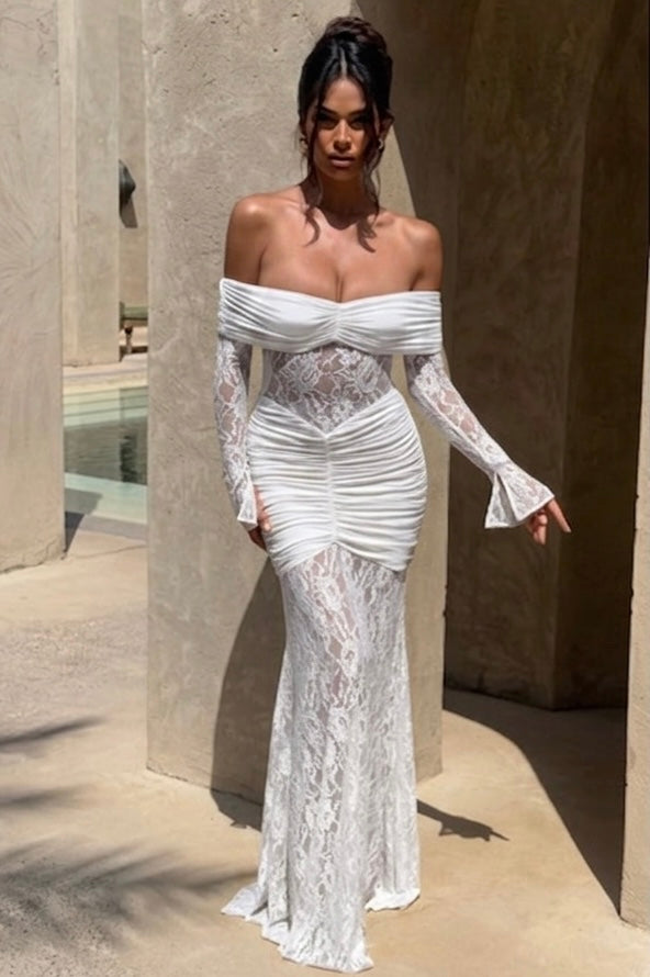 Abito AMIRA Trasparenze audaci e drappeggi perfetti. Scopri l'abito lungo in pizzo e mesh che ridefinisce l'eleganza per i tuoi eventi speciali.