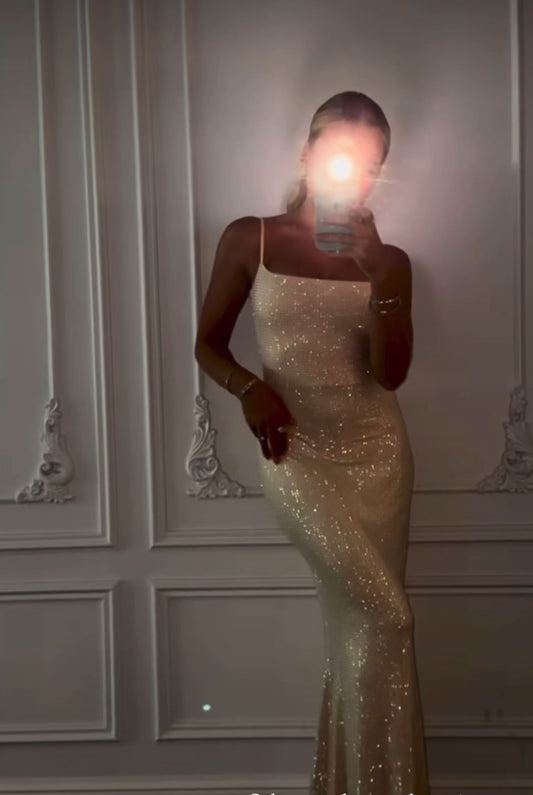 Vestito Sharon è l'abito lungo perfetto per le tue serate speciali. Con le sue paillettes scintillanti e le bretelle sottili regolabili, ti farà risplendere e sentire a tuo agio
