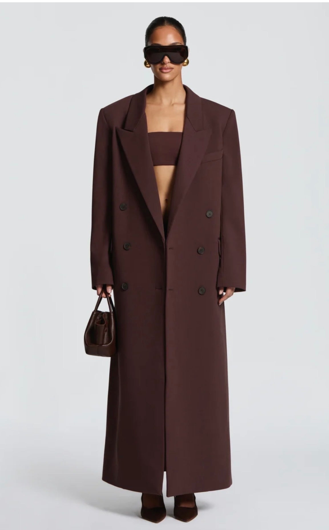 Cappotto Maxi Doppio Petto Sartoriale Caratterizzato da spalle definite, ampi revers e un’elegante allacciatura a doppio petto, è il capo definitivo per elevare i tuoi outfit invernali con un tocco di lusso discreto e minimalista.