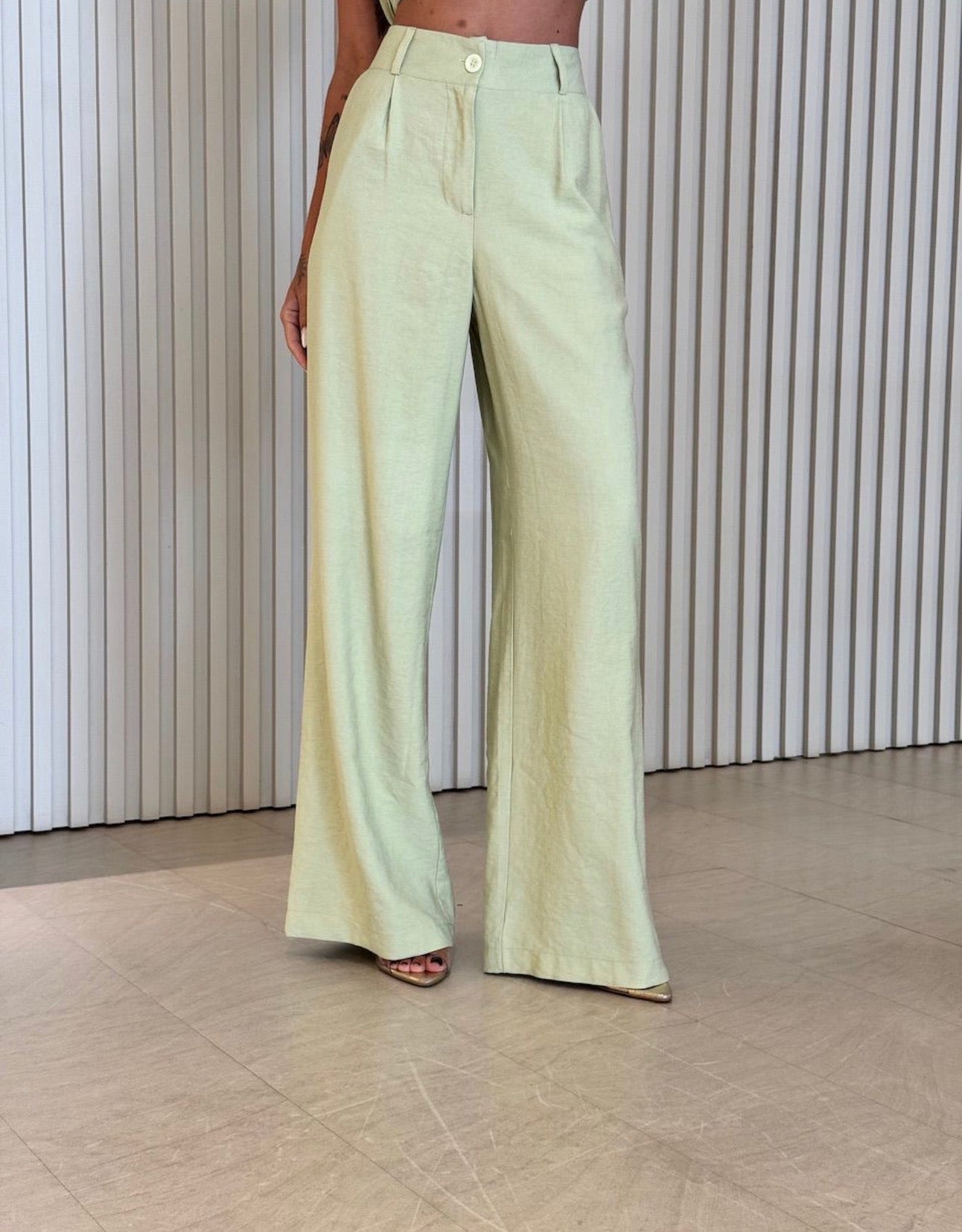 Coordinato Federica completo due pezzi + cinta tessuto lino è l'alleato perfetto per chi cerca un look sofisticato senza rinunciare alla freschezza.