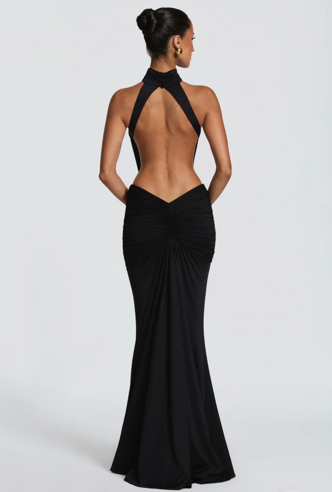 Abito Serena Caratterizzato da una silhouette a sirena che valorizza le forme, questo modello unisce un sofisticato collo alto a un audace gioco di drappeggi e intagli cut-out sui fianchi.
