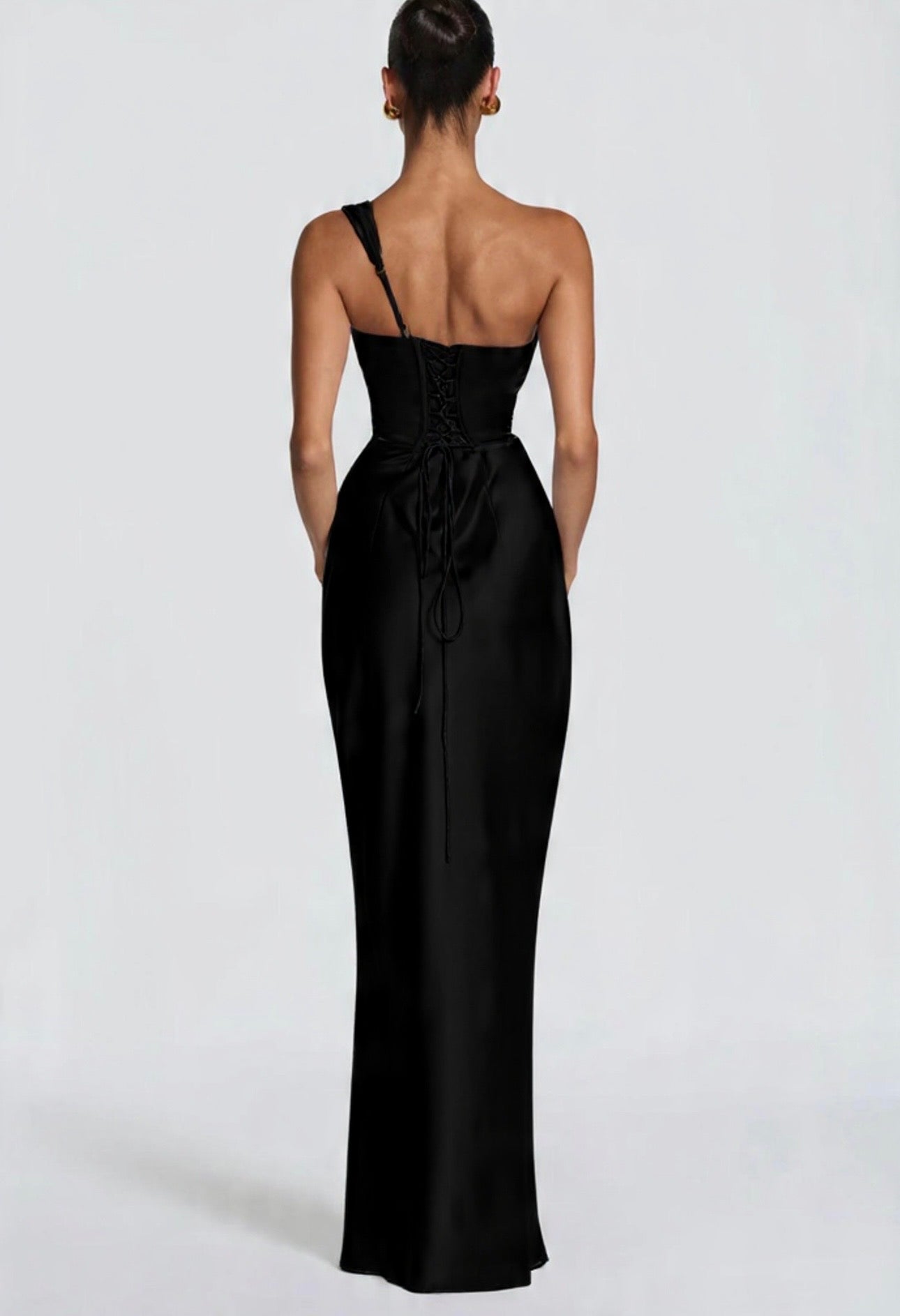 Abito Marcella monospalla in raso lucido con drappeggio sul décolleté e vita strutturata. Silhouette aderente che valorizza la figura.
Perfetto per occasioni formali ed
eventi serali.