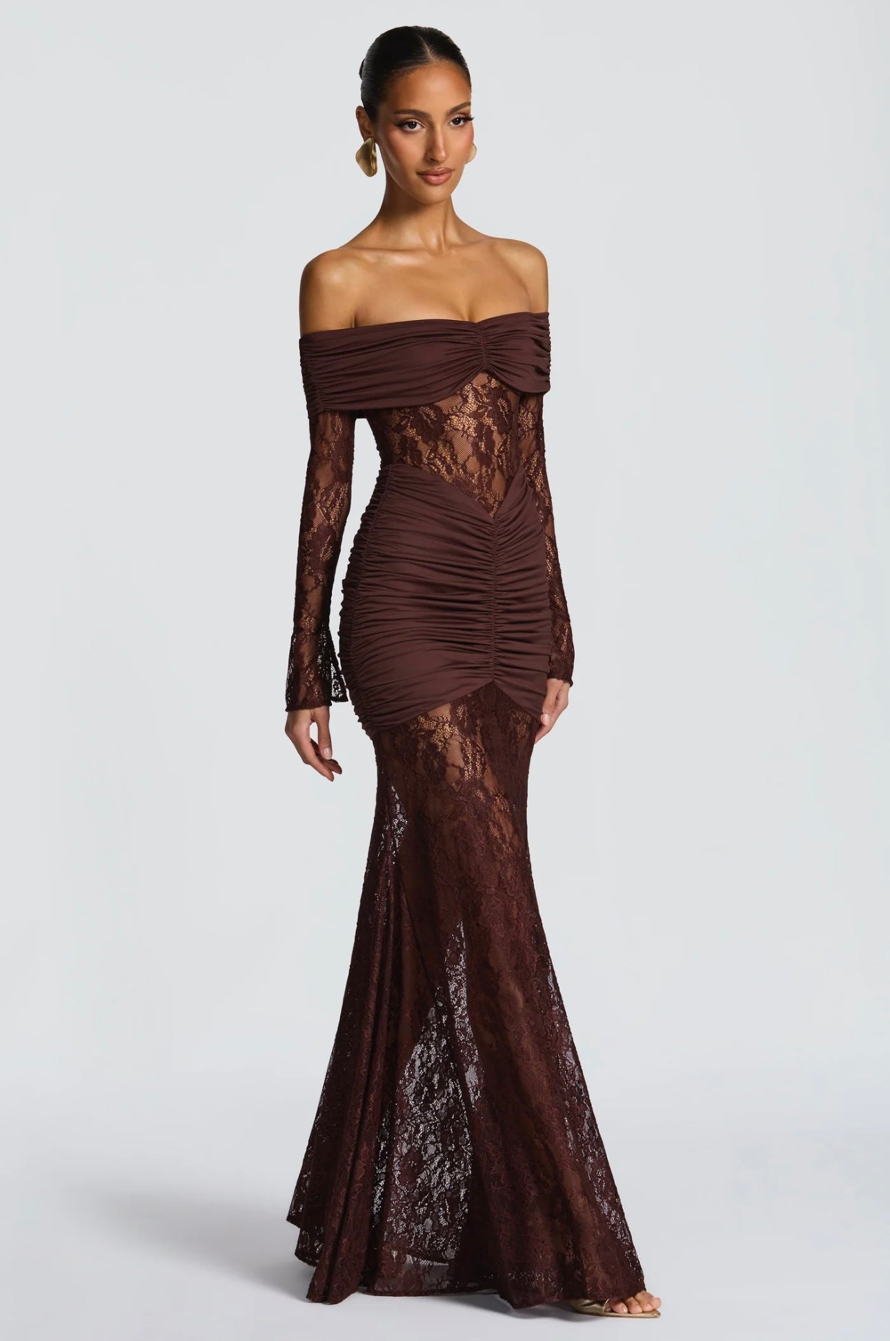 Abito AMIRA Trasparenze audaci e drappeggi perfetti. Scopri l'abito lungo in pizzo e mesh che ridefinisce l'eleganza per i tuoi eventi speciali.