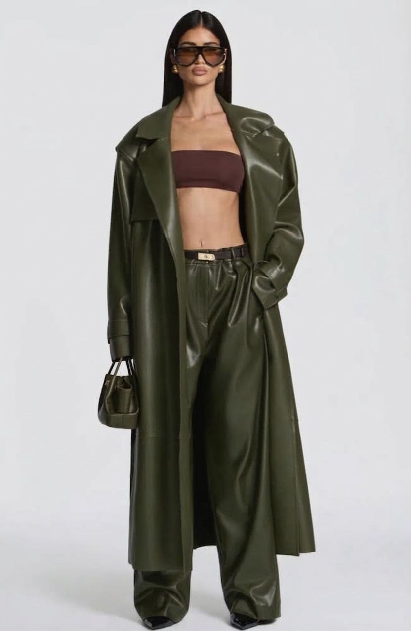 Trench Coat Maxi in Eco pelle Caratterizzato da un'ampia mantellina (gun flap), spalline strutturate, revers generosi e una cintura coordinata da annodare in vita, regala una silhouette definita e d'impatto.