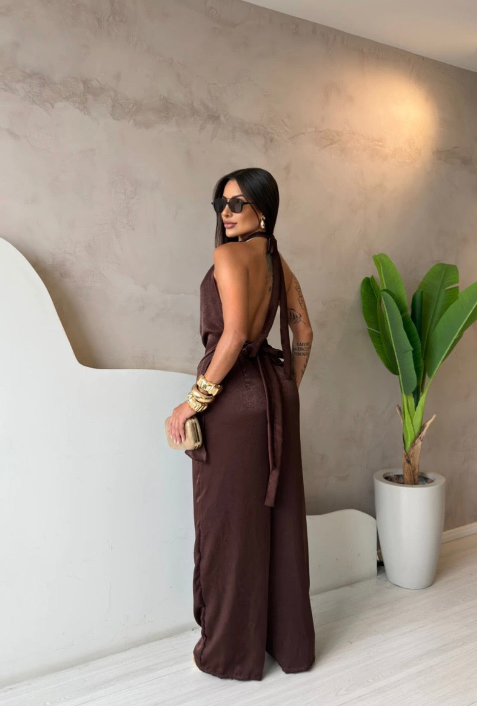Coordinato Barbara Il set è composto di seta satinata da un top con scollo a cappuccio e schiena scoperta che valorizza la silhouette, abbinato a un pantalone a palazzo fluido che slancia la figura ad ogni passo.