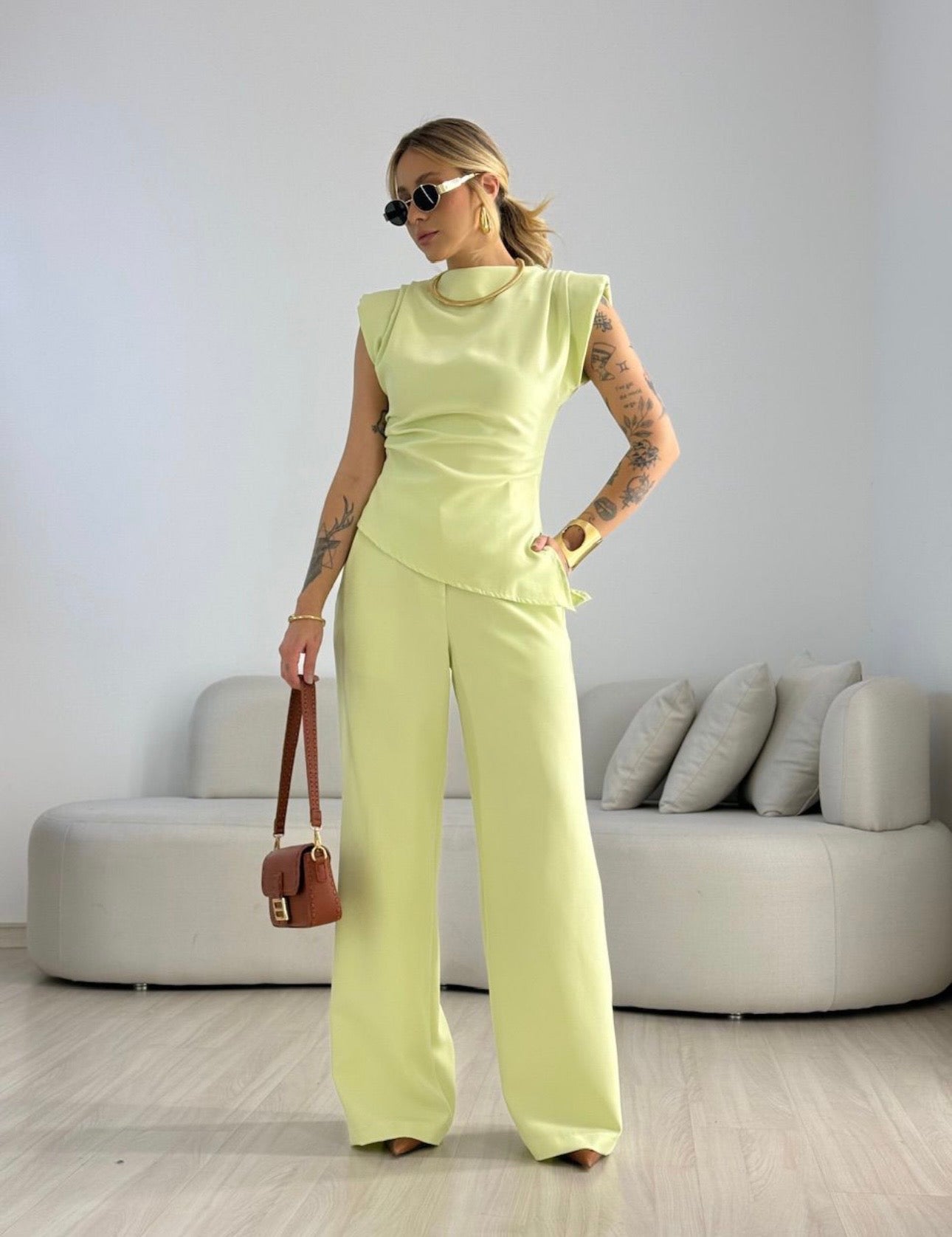 Coordinato Debora Raffinatezza contemporanea e femminilità si incontrano in questo completo coordinato perfetto per cerimonie, eventi speciali o per un look da giorno super chic.