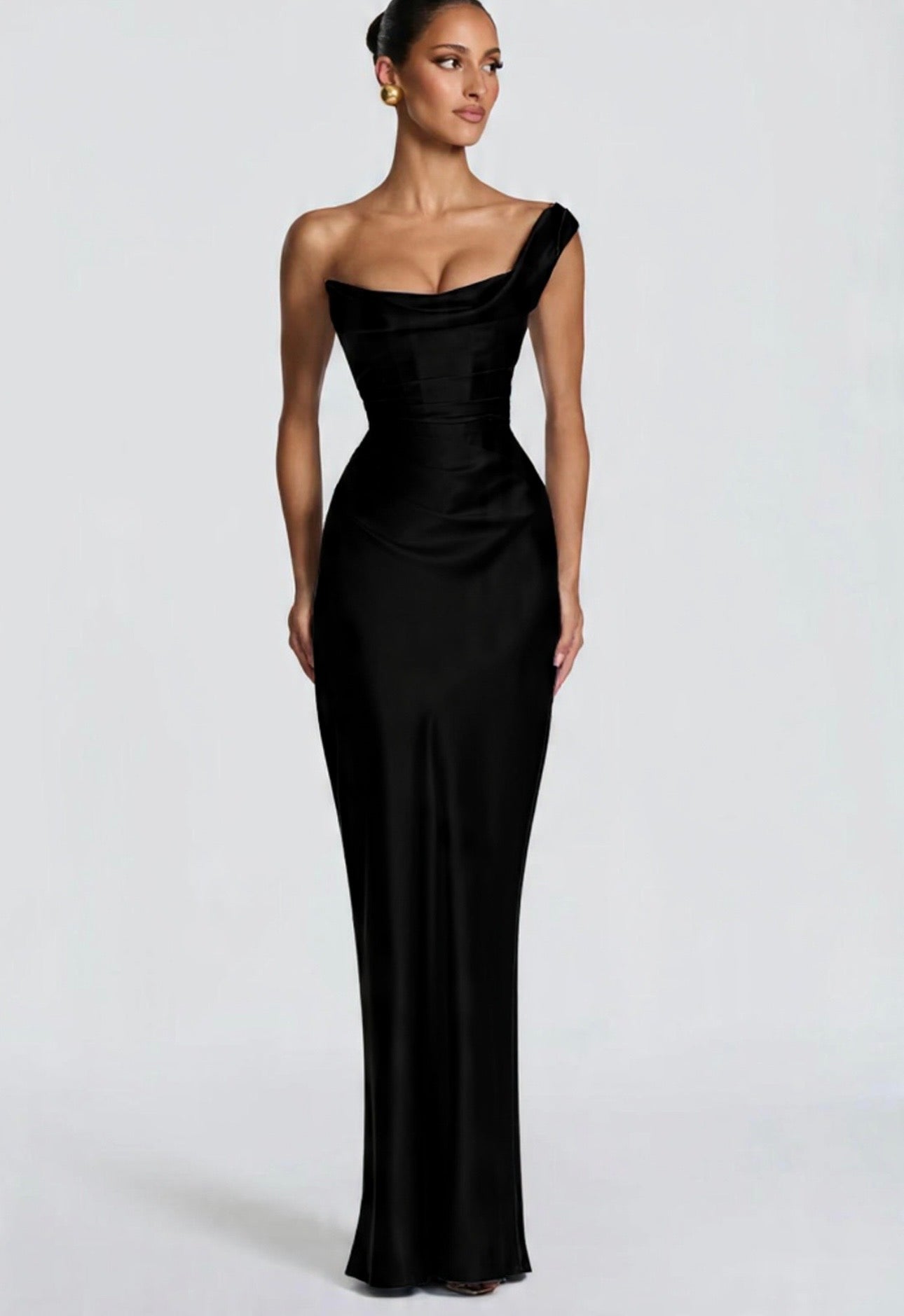 Abito Marcella monospalla in raso lucido con drappeggio sul décolleté e vita strutturata. Silhouette aderente che valorizza la figura.
Perfetto per occasioni formali ed
eventi serali.