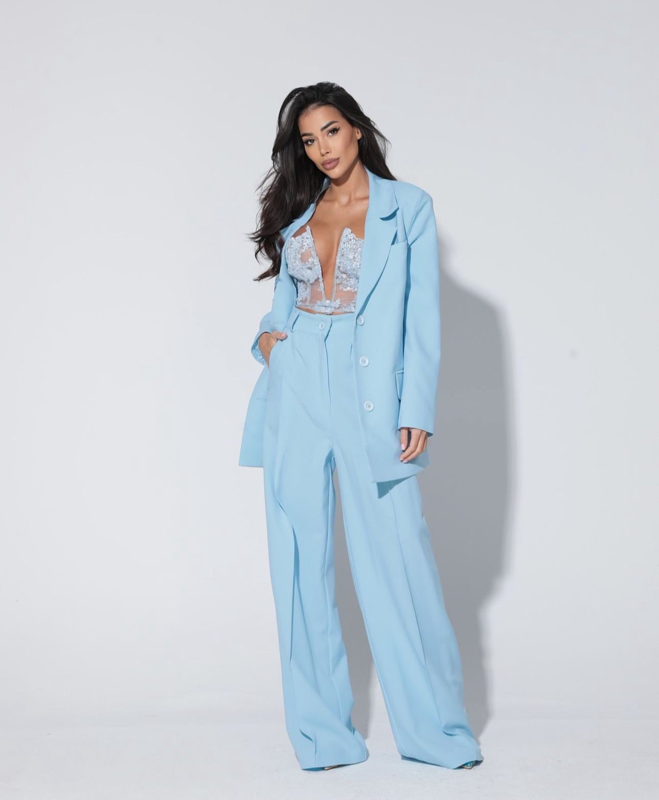 Tailleur Renata Questo completo è la scelta perfetta per distinguerti con stile: blazer dal taglio elegante, pantalone a gamba larga che slancia la figura e top in pizzo delicato che aggiunge un tocco sensuale e sofisticato.