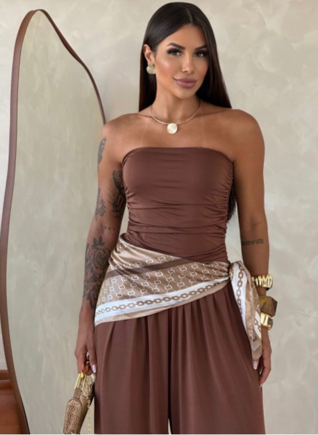 Jumpsuite Valentina Foulard in OMAGGIO
Aggiungi un tocco di freschezza al tuo guardaroba con questa splendida tuta intera.Un capo versatile che unisce la comodità del taglio a palazzo all'eleganza del top a fascia.