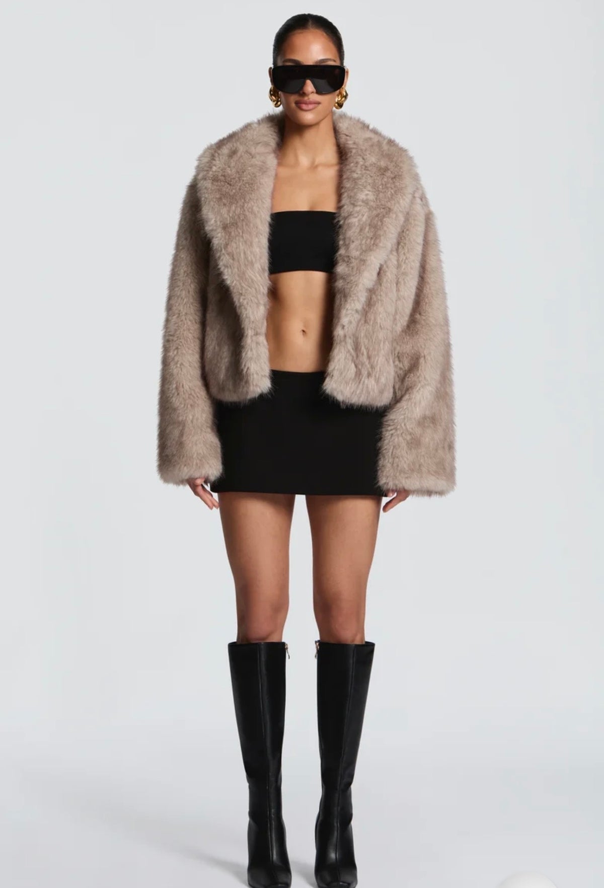 Giacca Crop in Ecopelliccia con Reverse Ampio in promozione.Morbidezza avvolgente e stile audace: il capospalla crop che trasforma ogni look serale in una dichiarazione di moda.