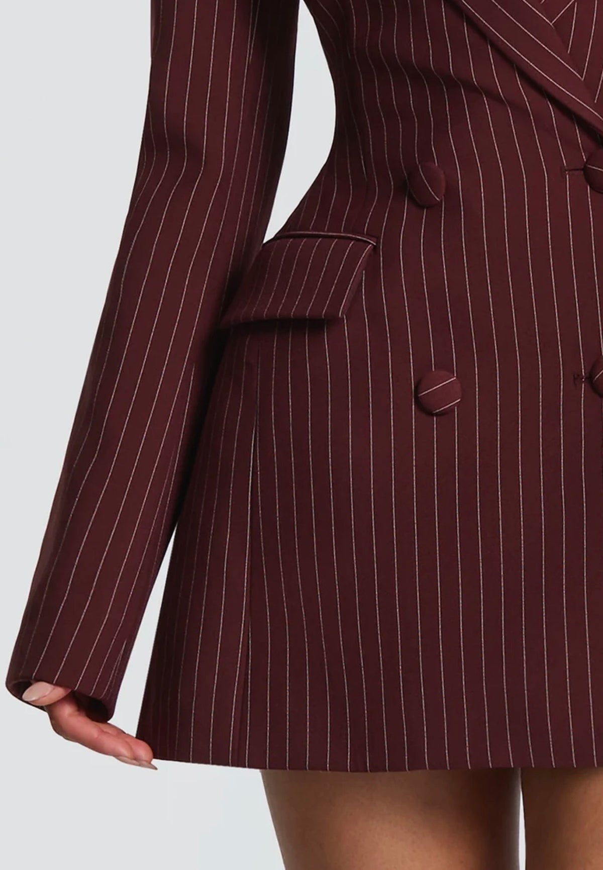 Blazer Elvira Un capo versatile che ridefinisce il concetto di power-dressing, perfetto da indossare come mini abito o come giacca over per un look stratificato.