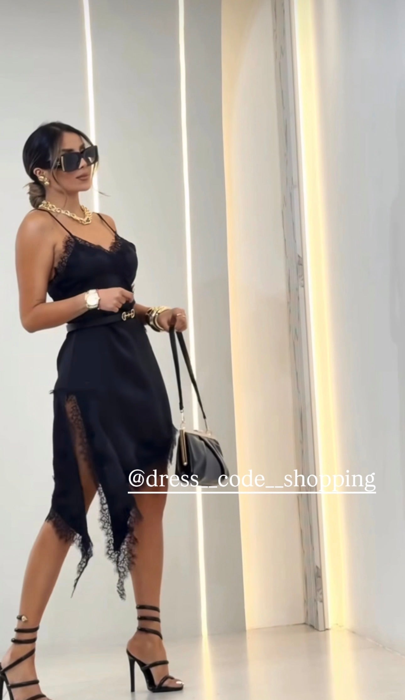 Completo Debora Abito Slip Asimmetrico con Pizzo Nero e Jeans a Gamba Larga con Dettagli