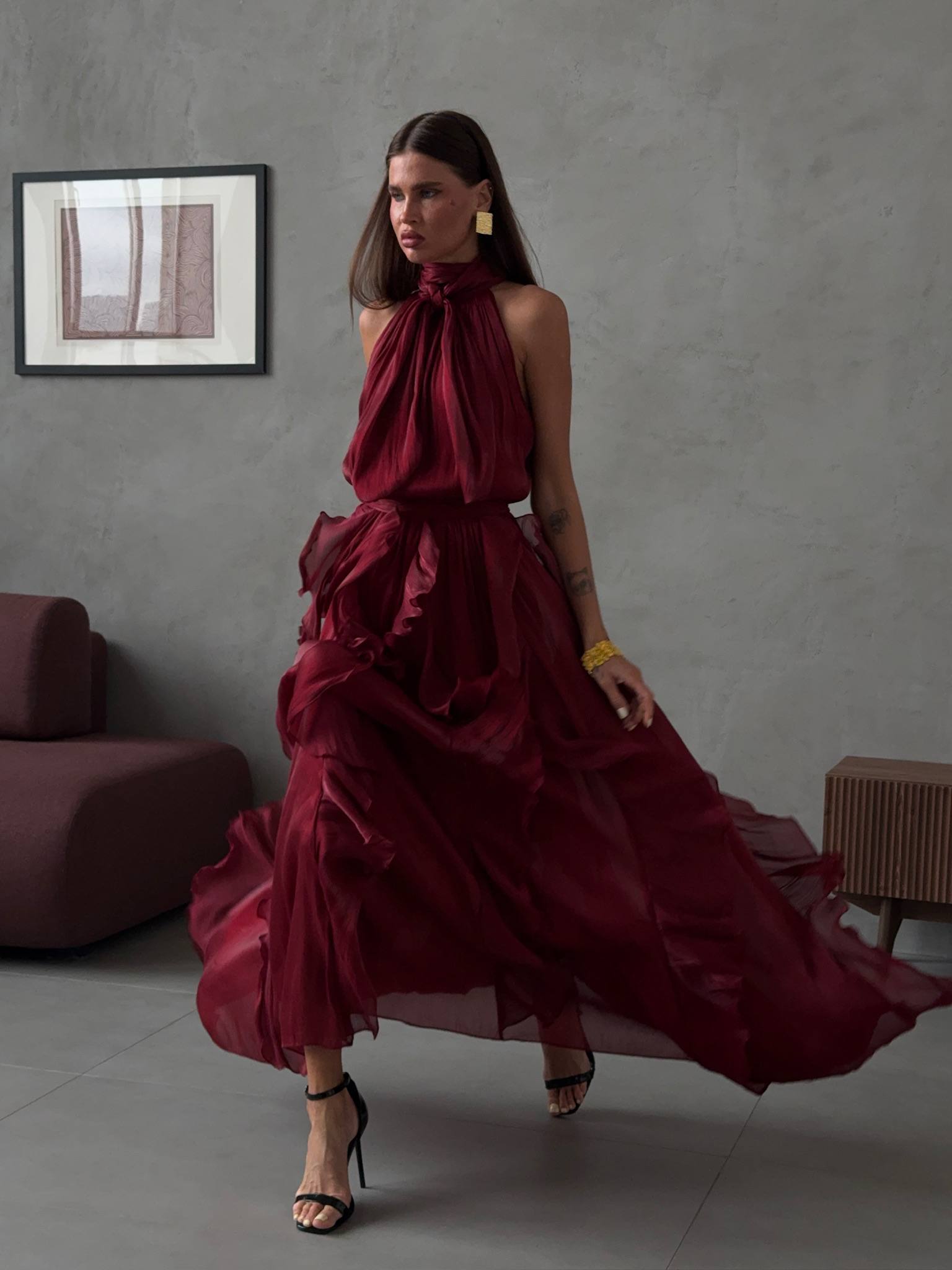 Abito Rouches maxi dress con scollo all'americana, collo con fiocco e gonna a cascata di rouches multistrato pensato per chi vuole essere al centro della scena senza sforzo. La silhouette fluida e il tessuto leggero lo rendono perfetto