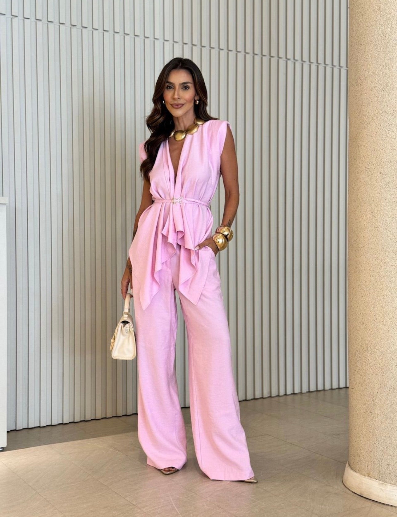 Coordinato Federica completo due pezzi + cinta tessuto lino è l'alleato perfetto per chi cerca un look sofisticato senza rinunciare alla freschezza.