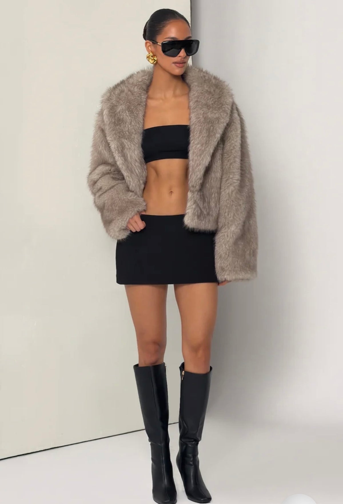 Giacca Crop in Ecopelliccia con Reverse Ampio in promozione.Morbidezza avvolgente e stile audace: il capospalla crop che trasforma ogni look serale in una dichiarazione di moda.