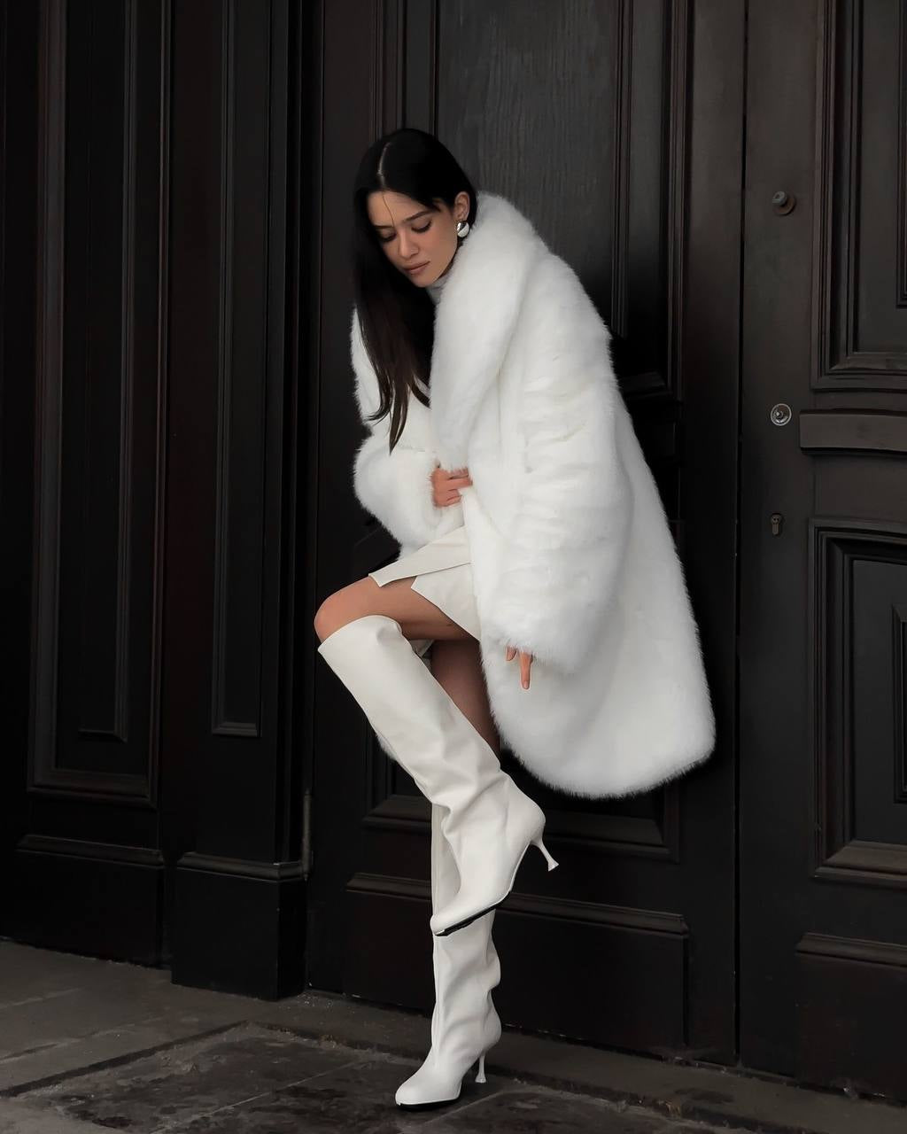 La pelliccia DIVA in visone ecologico ha un taglio ampio, con un colletto voluminoso che avvolge le spalle, donando un'aria sofisticata e ricercata trasmettendo uno stile
glamour e chic.
