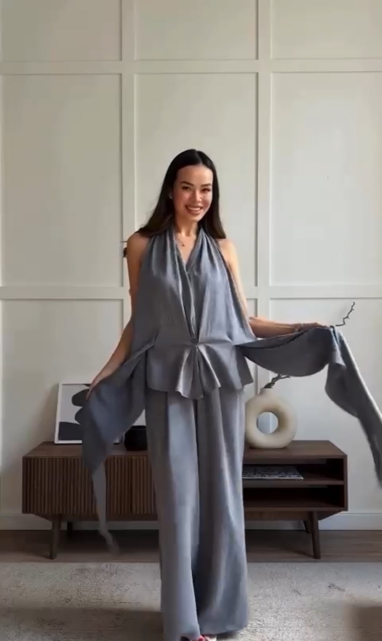 Set Emanuela un design unico con fasce regolabili che ti permettono di personalizzare la vestibilità e lo stile dello scollo in base a ogni occasione Taglio a gamba larga che slancia la figura e garantisce il massimo comfort.
