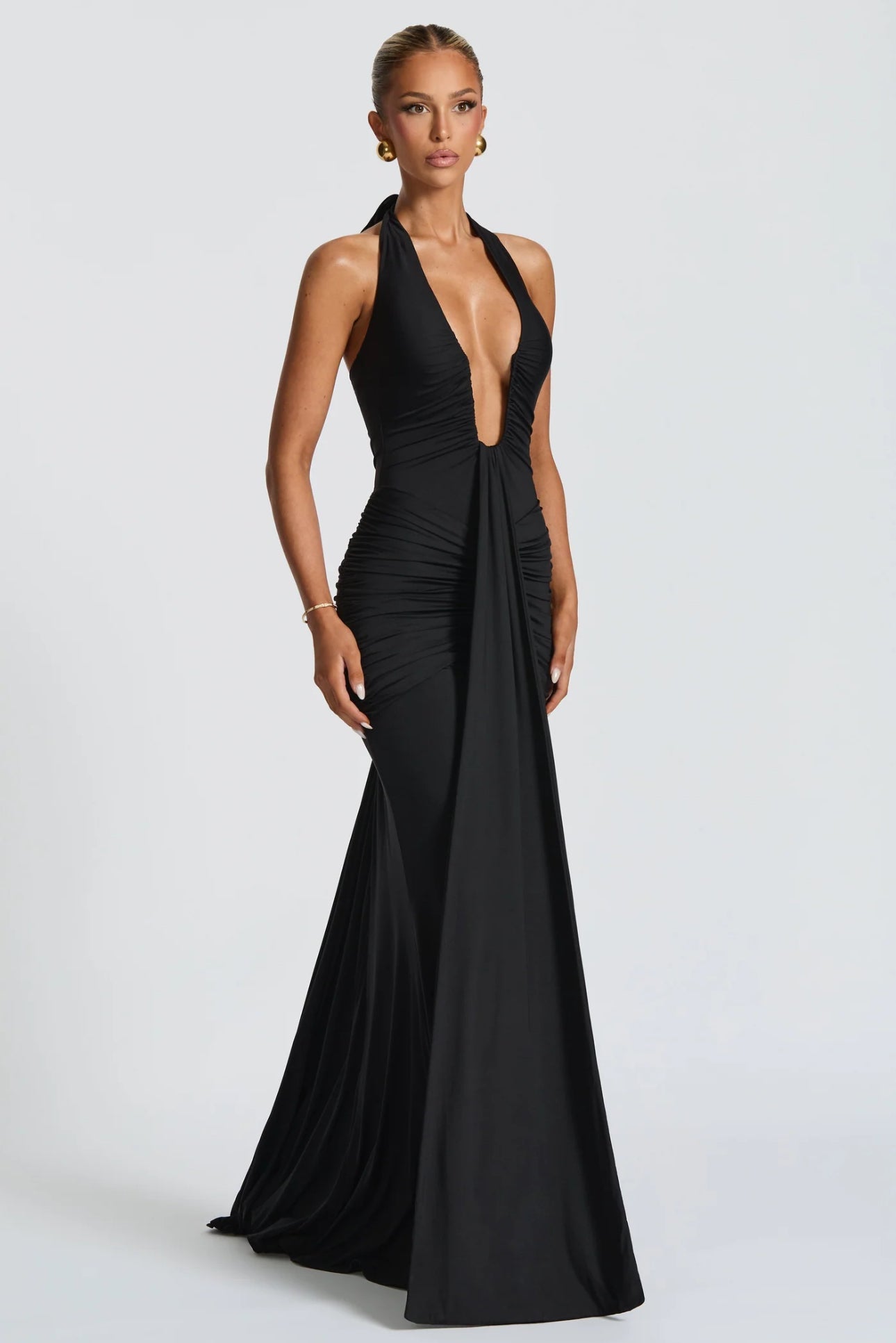 Abito Greta scenografico che esalta la silhouette con linee sinuose e dettagli sofisticati. Questo modello lungo è pensato per chi desidera un look magnetico e raffinato.