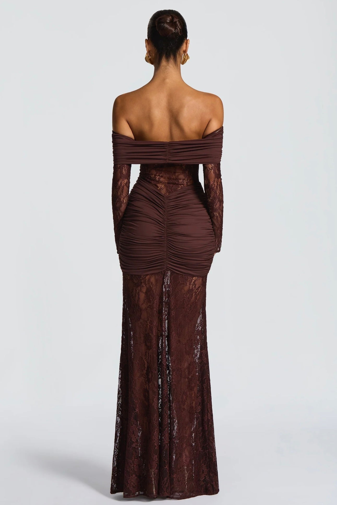 Abito AMIRA Trasparenze audaci e drappeggi perfetti. Scopri l'abito lungo in pizzo e mesh che ridefinisce l'eleganza per i tuoi eventi speciali.