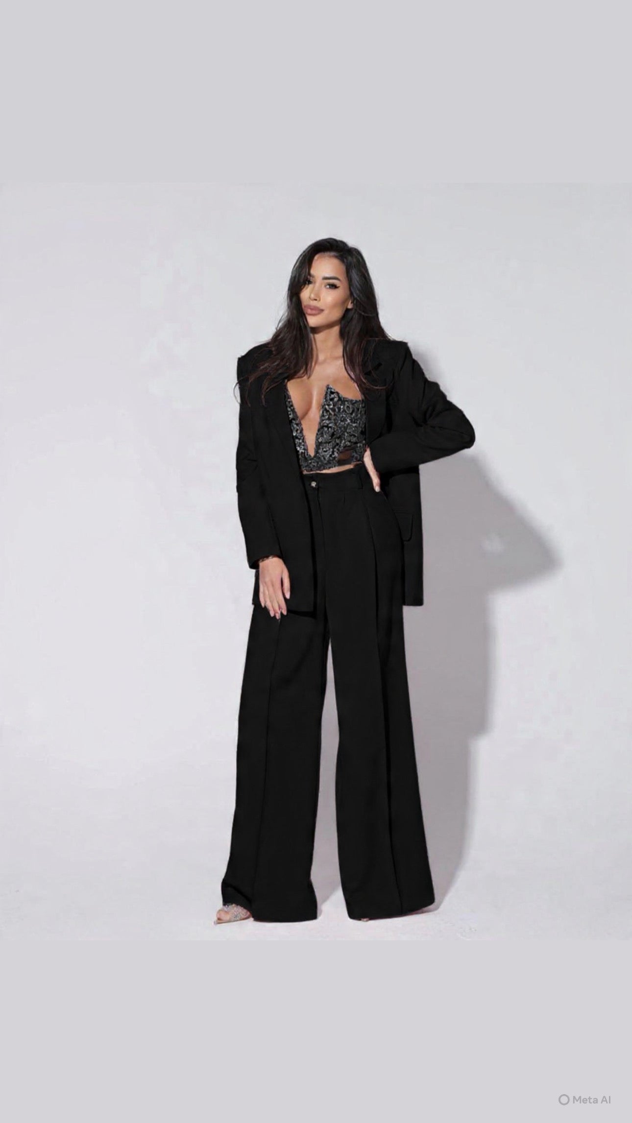 Tailleur Renata Questo completo è la scelta perfetta per distinguerti con stile: blazer dal taglio elegante, pantalone a gamba larga che slancia la figura e top in pizzo delicato che aggiunge un tocco sensuale e sofisticato.