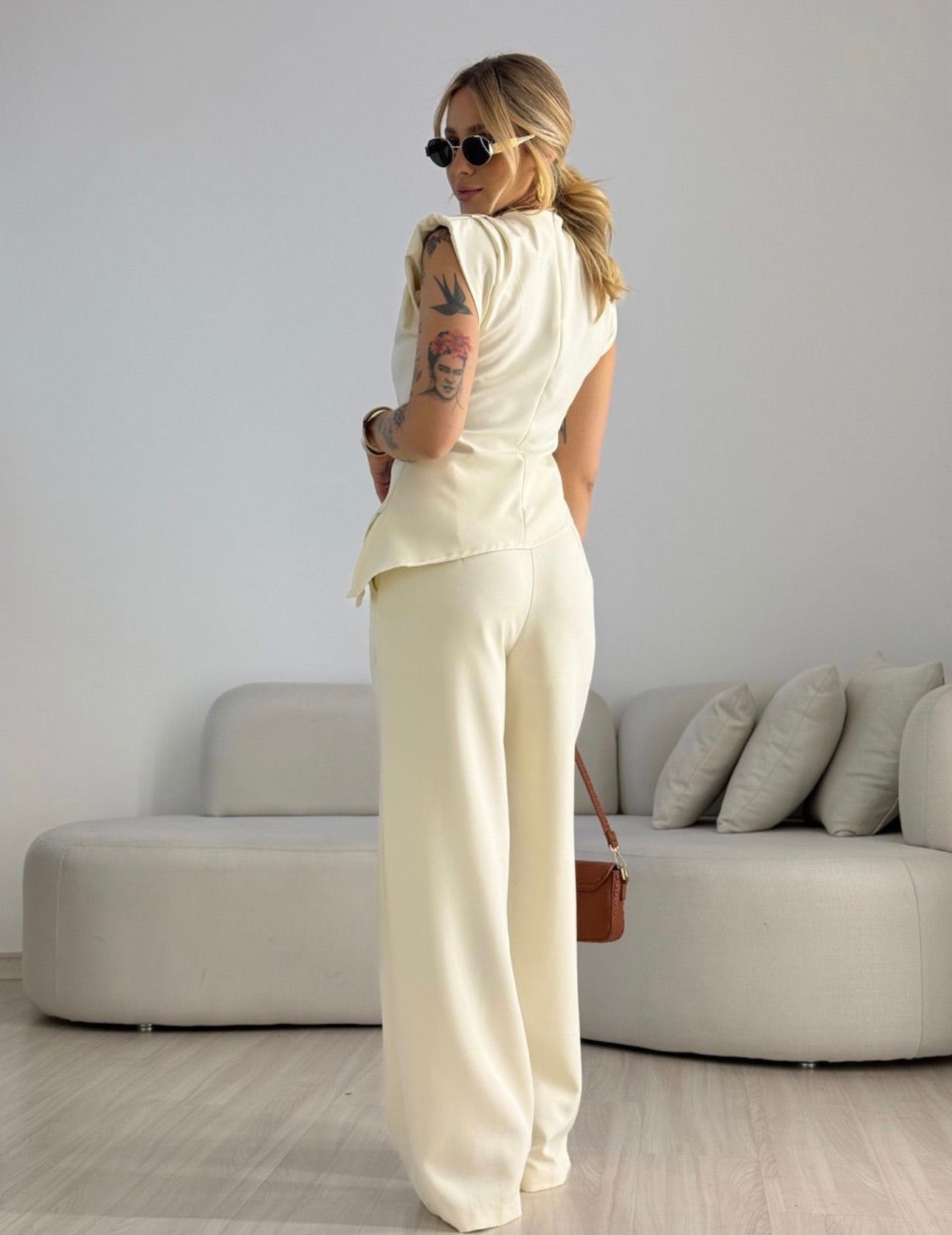 Coordinato Debora Raffinatezza contemporanea e femminilità si incontrano in questo completo coordinato perfetto per cerimonie, eventi speciali o per un look da giorno super chic.