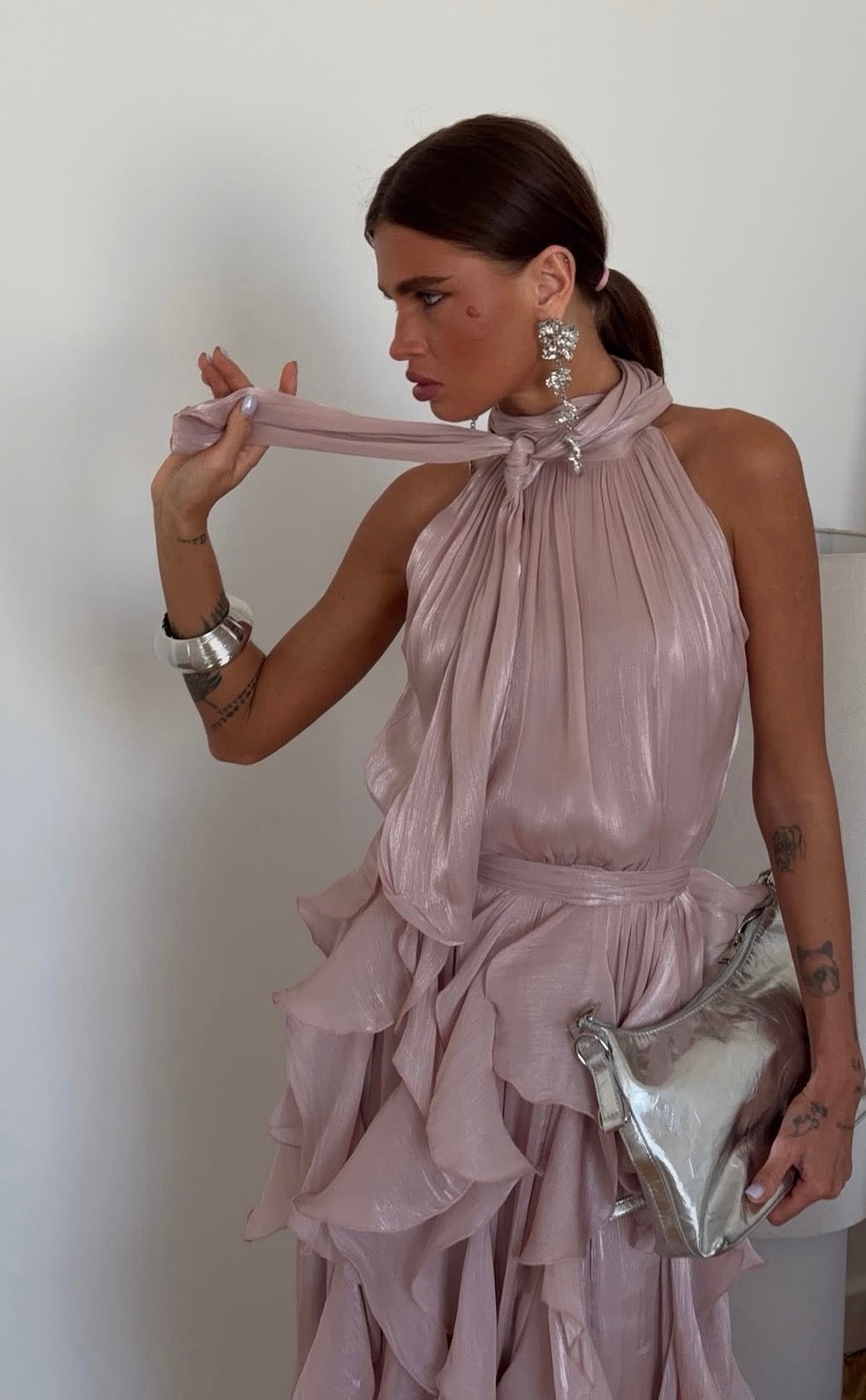 Abito Rouches maxi dress con scollo all'americana, collo con fiocco e gonna a cascata di rouches multistrato pensato per chi vuole essere al centro della scena senza sforzo. La silhouette fluida e il tessuto leggero lo rendono perfetto