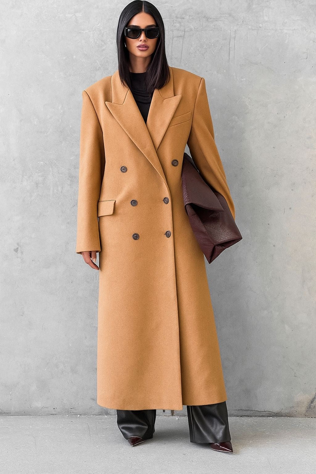 Promozione Cappotto ISABELLA  lungo dal taglio sartoriale con design doppiopetto e spalle strutturate. Elegante e versatile, perfetto per completare look sofisticati nelle giornate più fredde.
