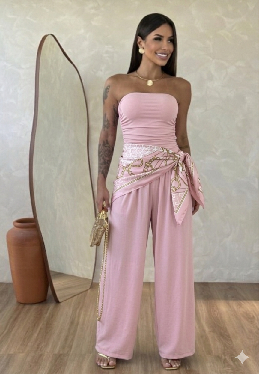 Jumpsuite Valentina Foulard in OMAGGIO
Aggiungi un tocco di freschezza al tuo guardaroba con questa splendida tuta intera.Un capo versatile che unisce la comodità del taglio a palazzo all'eleganza del top a fascia.