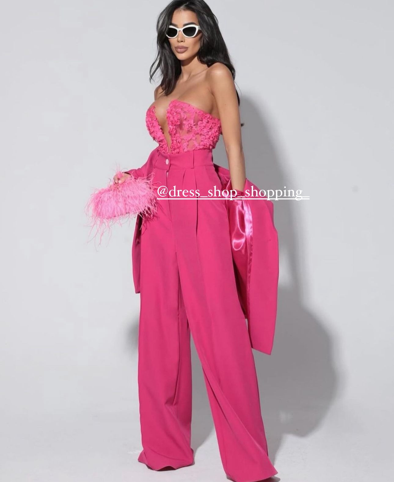 Tailleur Renata Questo completo è la scelta perfetta per distinguerti con stile: blazer dal taglio elegante, pantalone a gamba larga che slancia la figura e top in pizzo delicato che aggiunge un tocco sensuale e sofisticato.