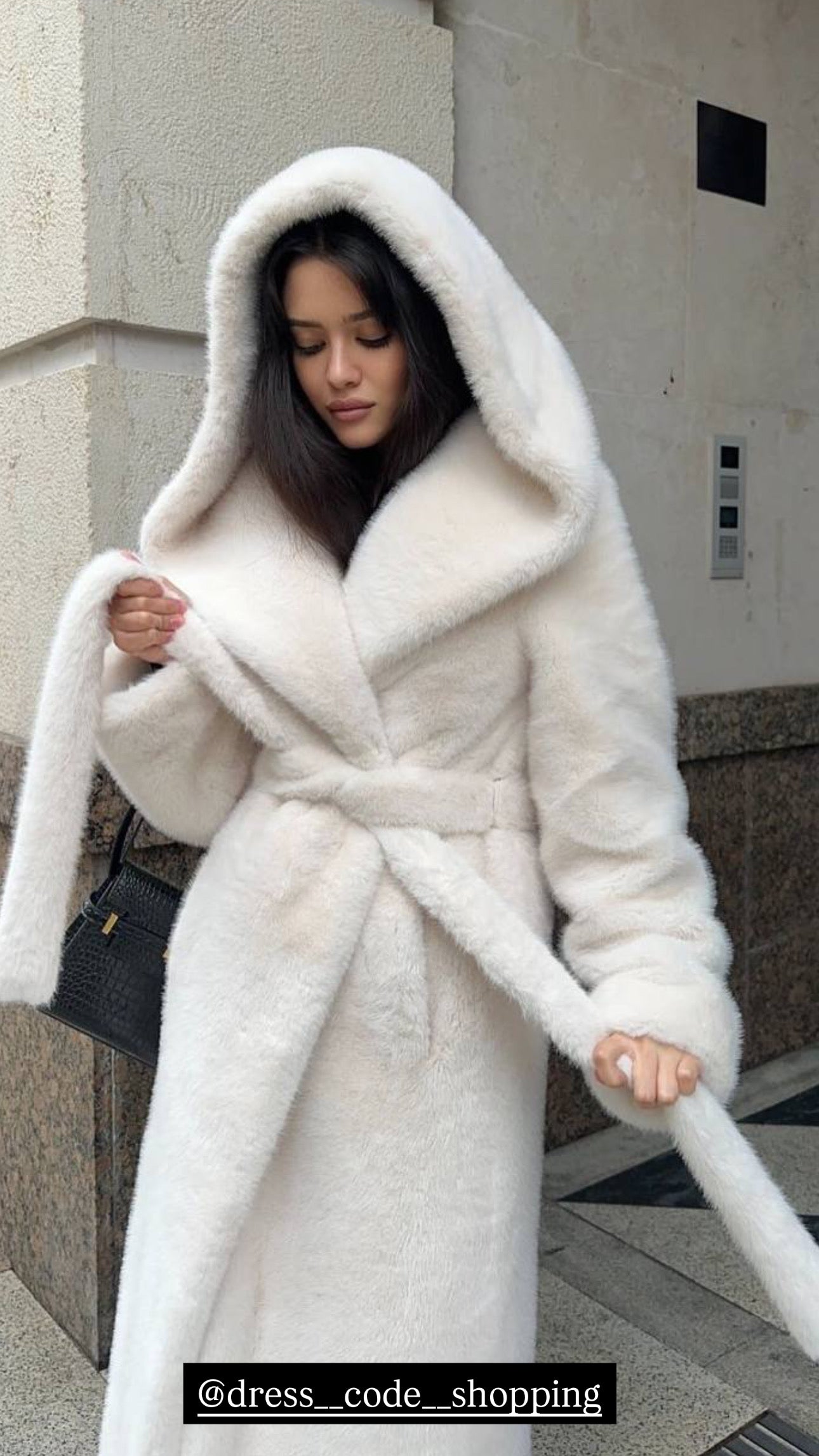 Pelliccia GRETA ecologica lunga con cappuccio ha una texture morbida e avvolgente, perfetto per affrontare il freddo e la pioggia con stile… in promozione