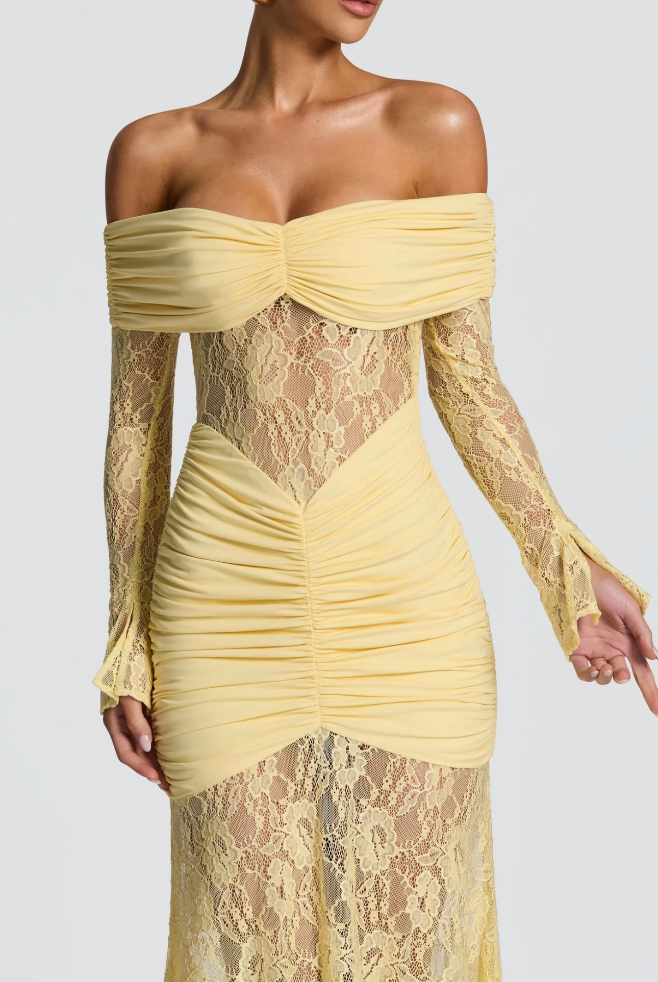 Abito AMIRA Trasparenze audaci e drappeggi perfetti. Scopri l'abito lungo in pizzo e mesh che ridefinisce l'eleganza per i tuoi eventi speciali.